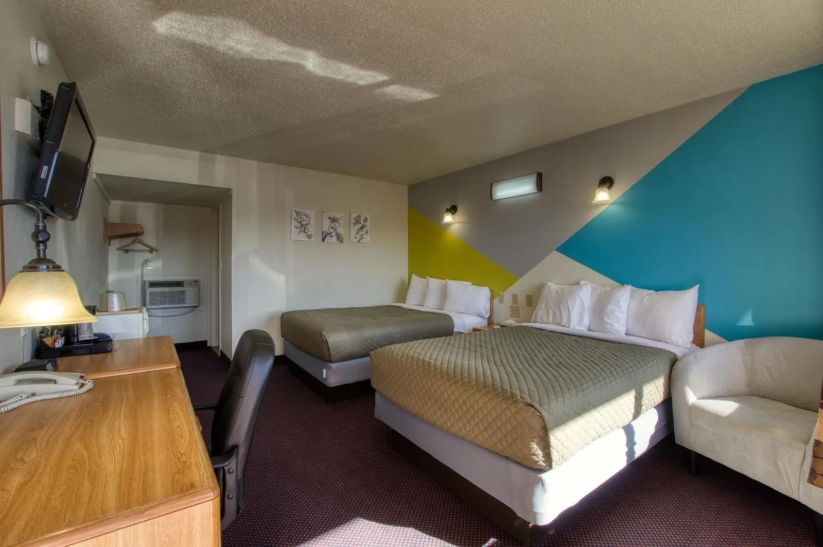 Photo of the whole room, Bed in Western Motel