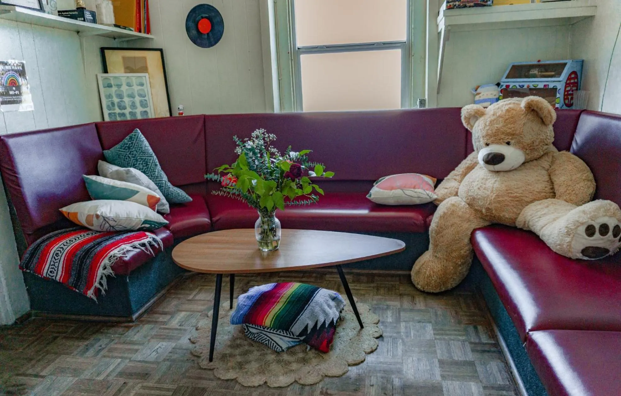 Living room in ITH Hermosa Beach Surf Hostel LAX