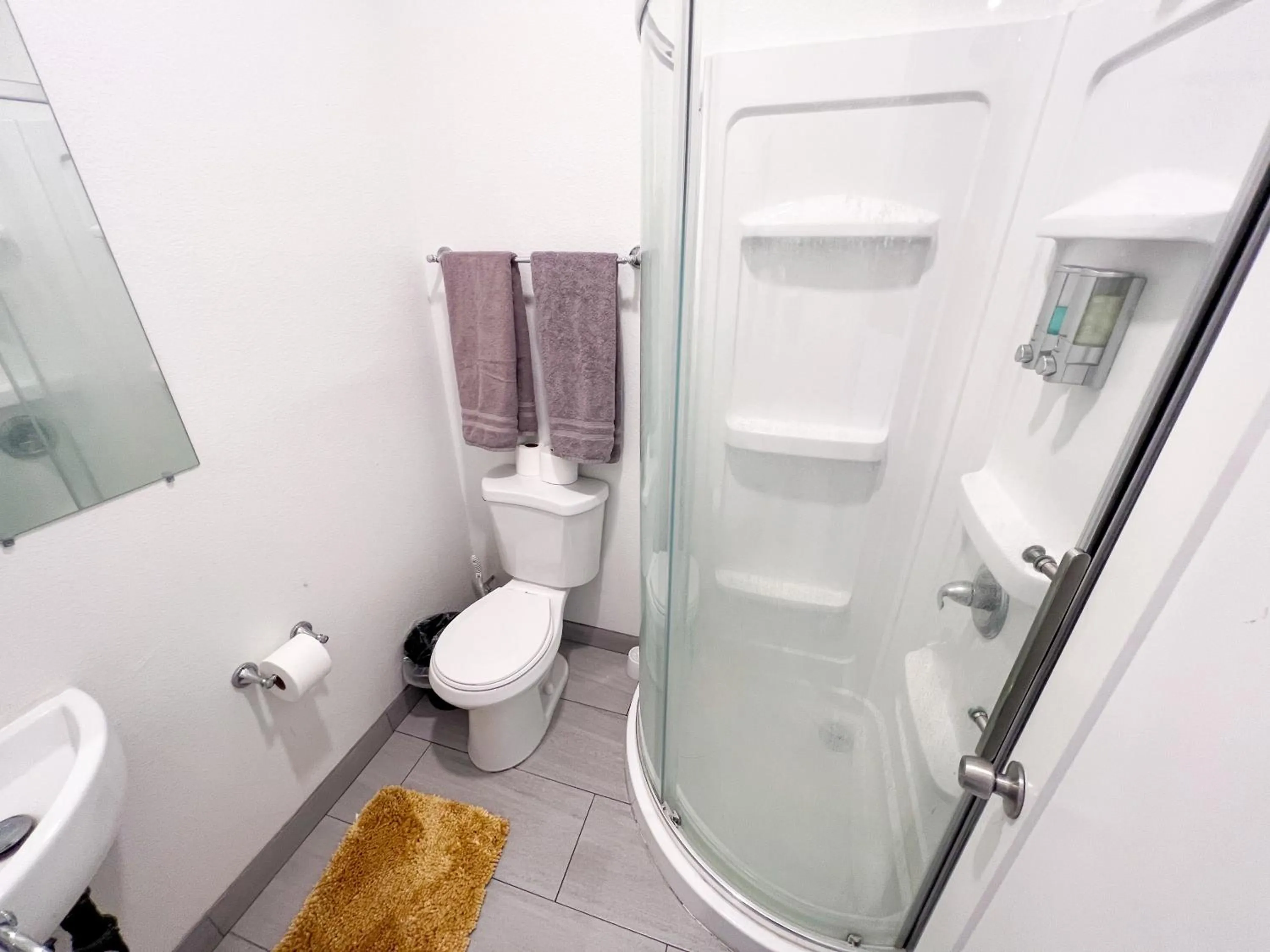 Bathroom in ITH Hermosa Beach Surf Hostel LAX