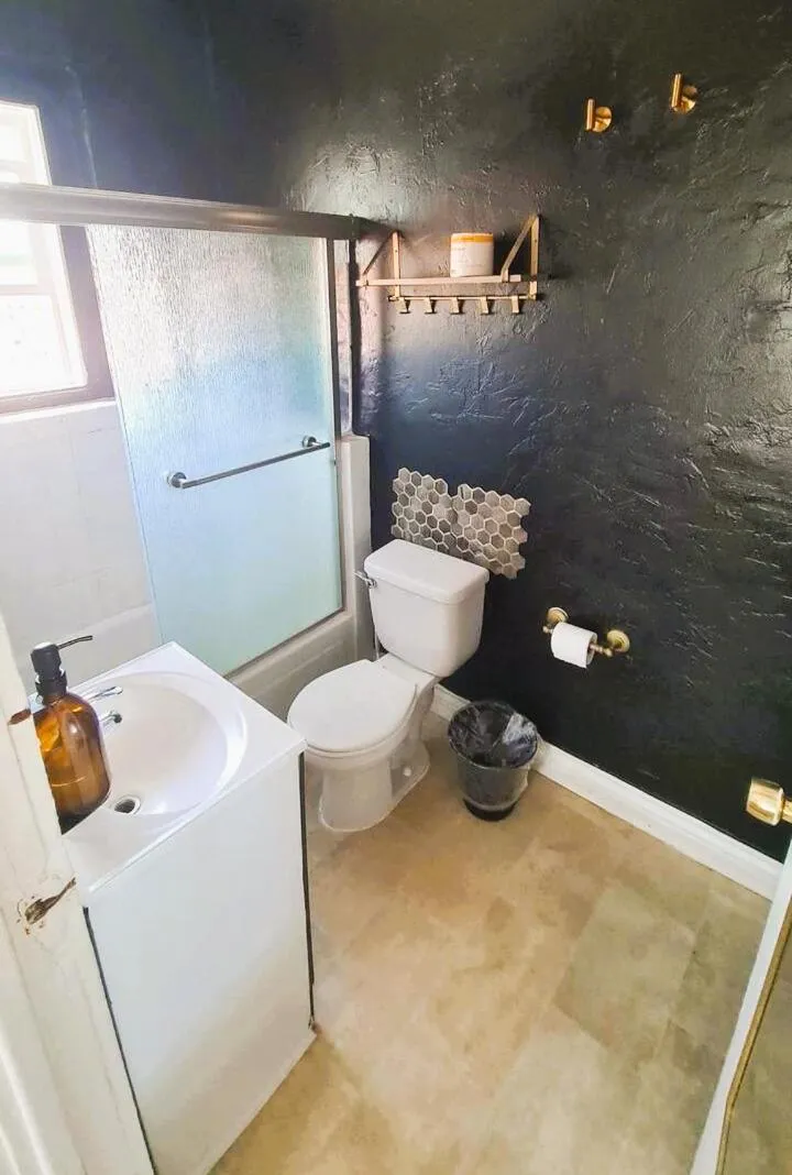 Bathroom in ITH Hermosa Beach Surf Hostel LAX