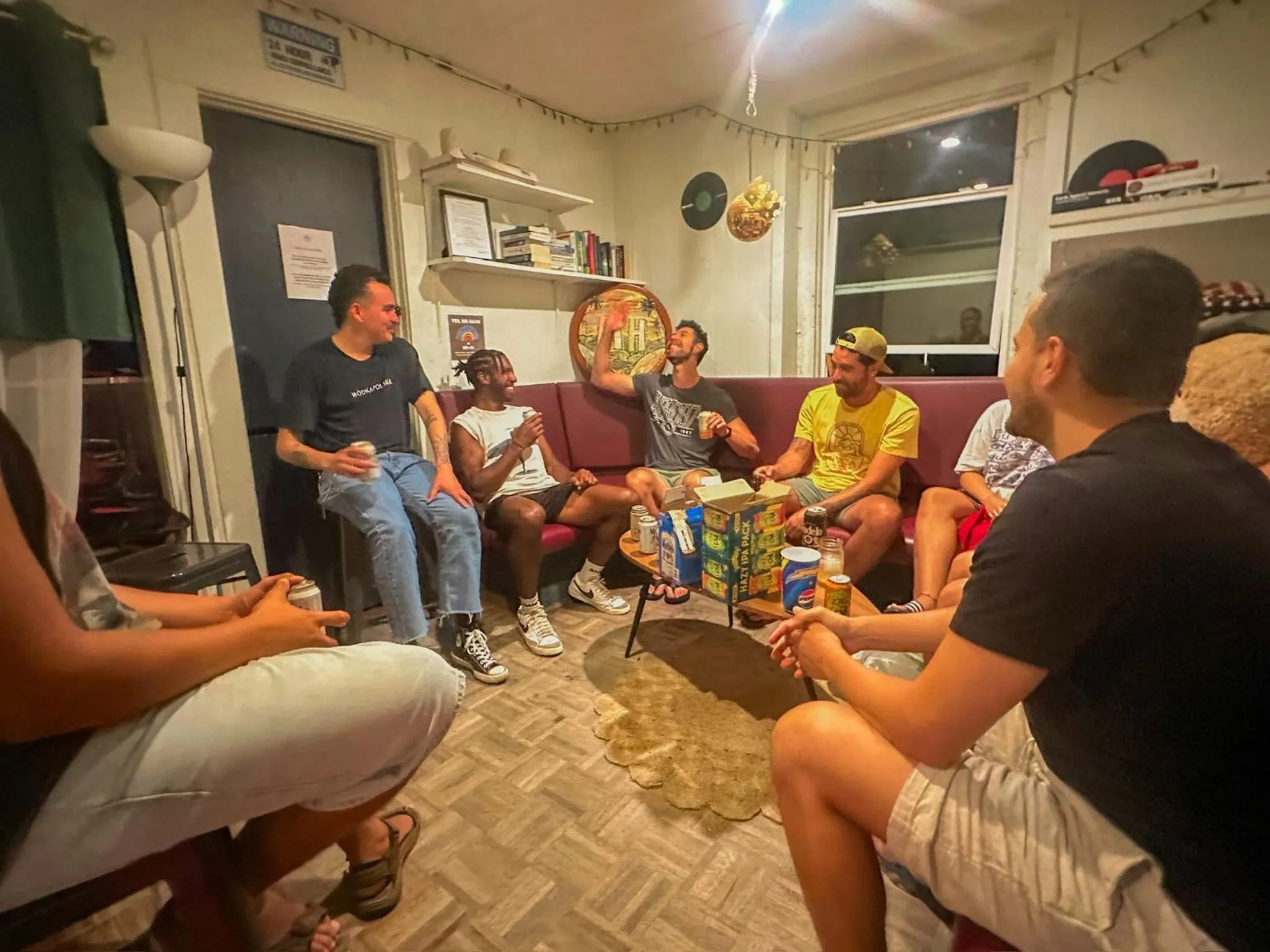 Communal lounge/ TV room in ITH Hermosa Beach Surf Hostel LAX
