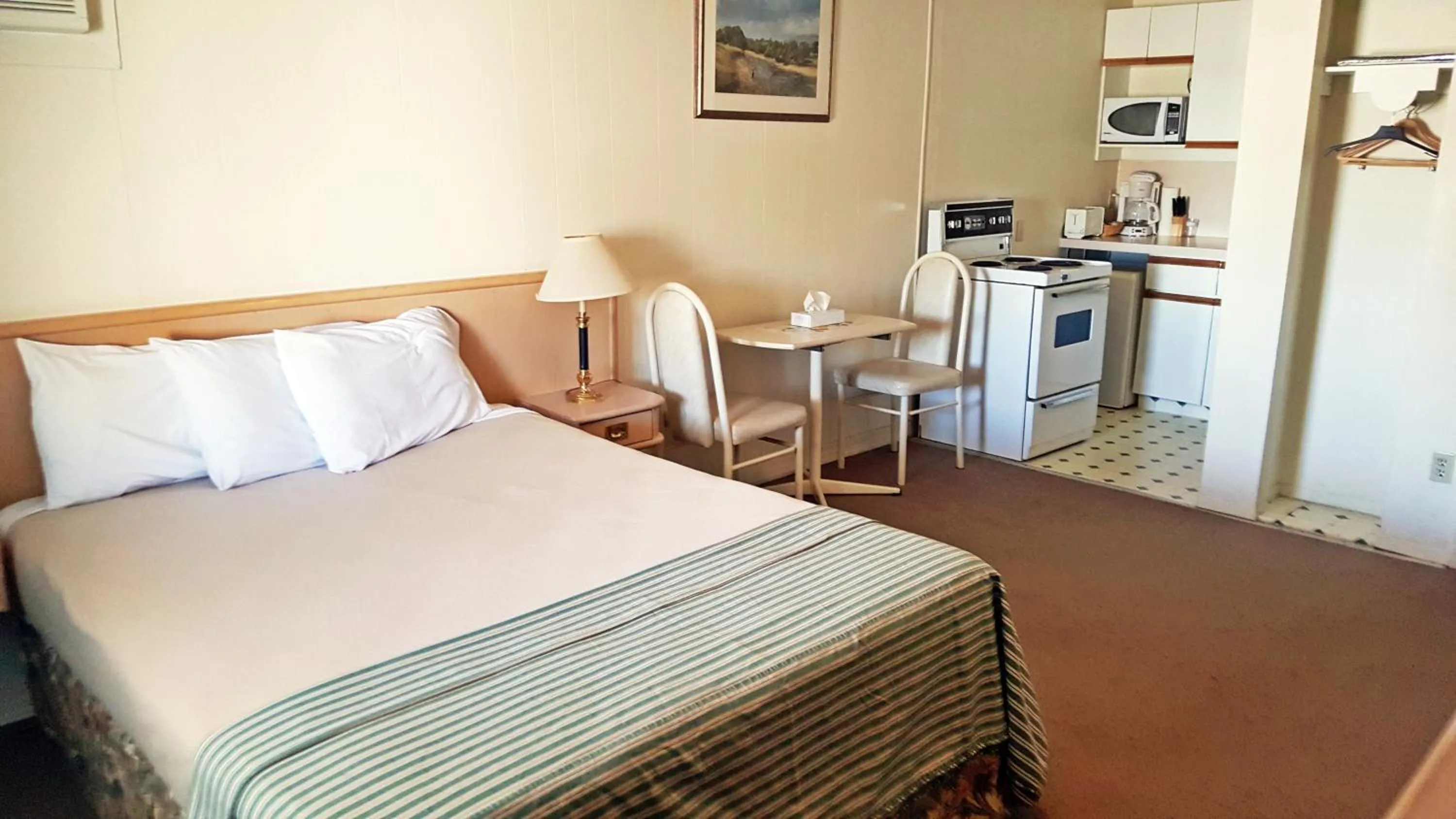 Photo of the whole room, Bed in Badlands Motel