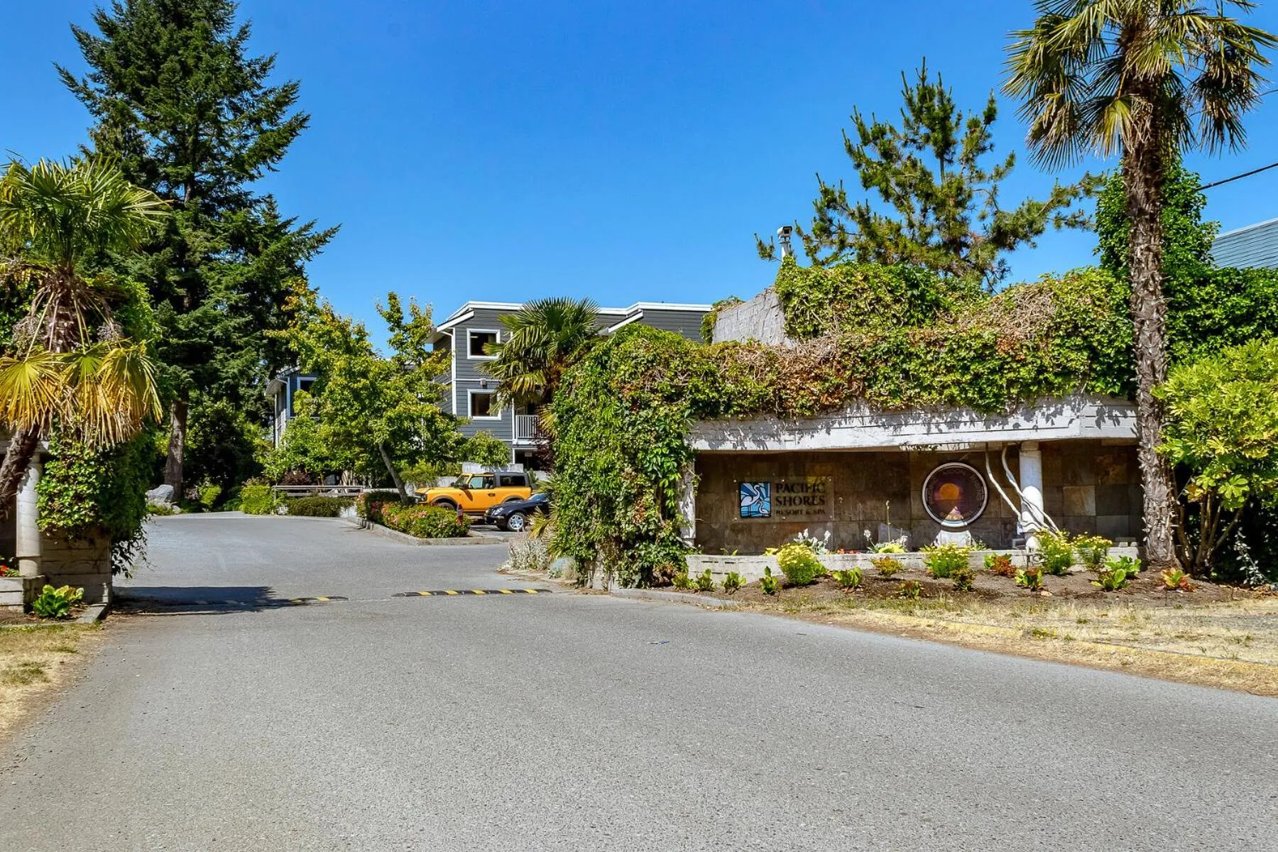 Property building in Pacific Shores Resort & Spa