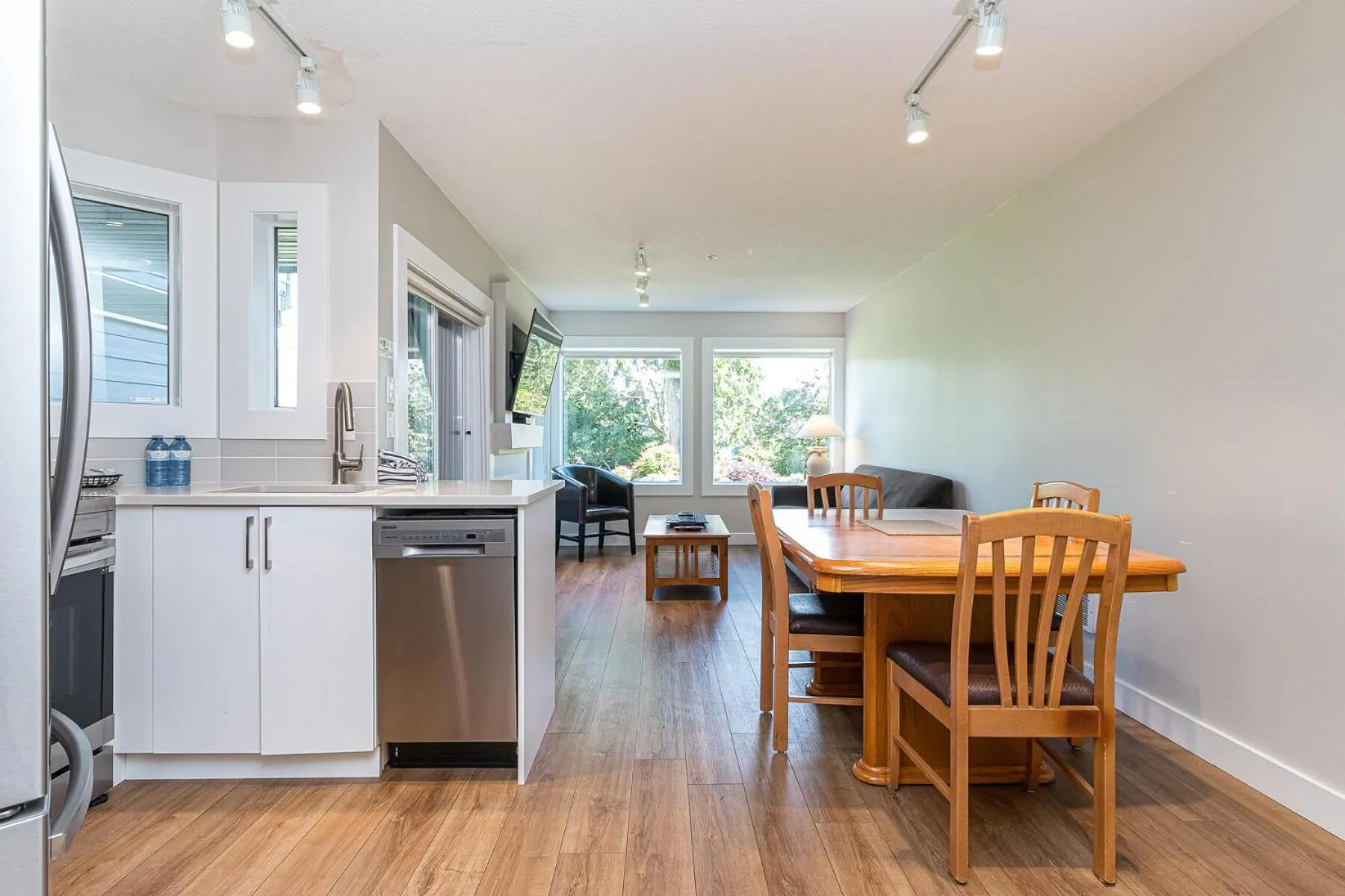 Kitchen or kitchenette in Pacific Shores Resort & Spa