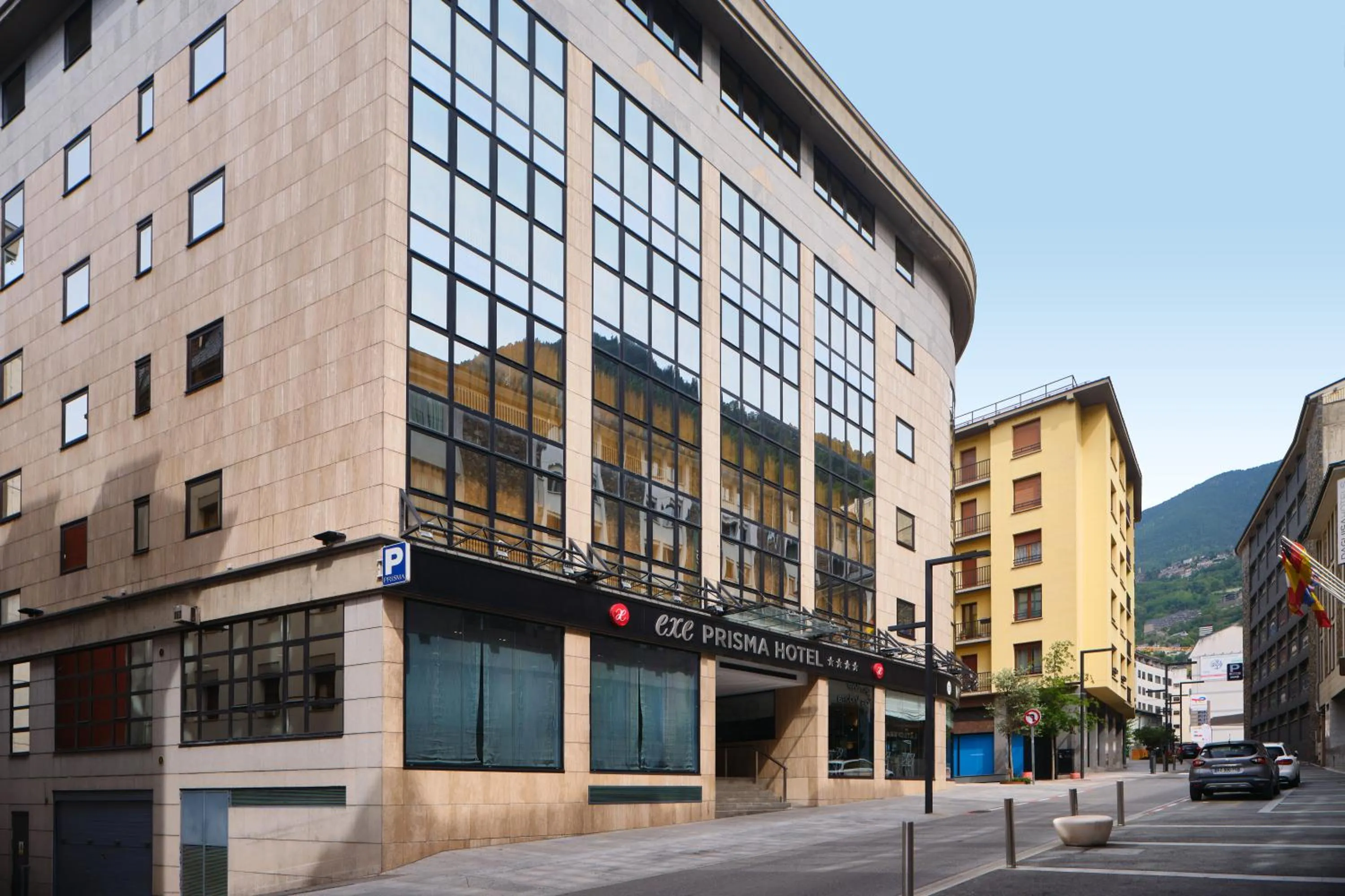 Facade/entrance in Exe Prisma