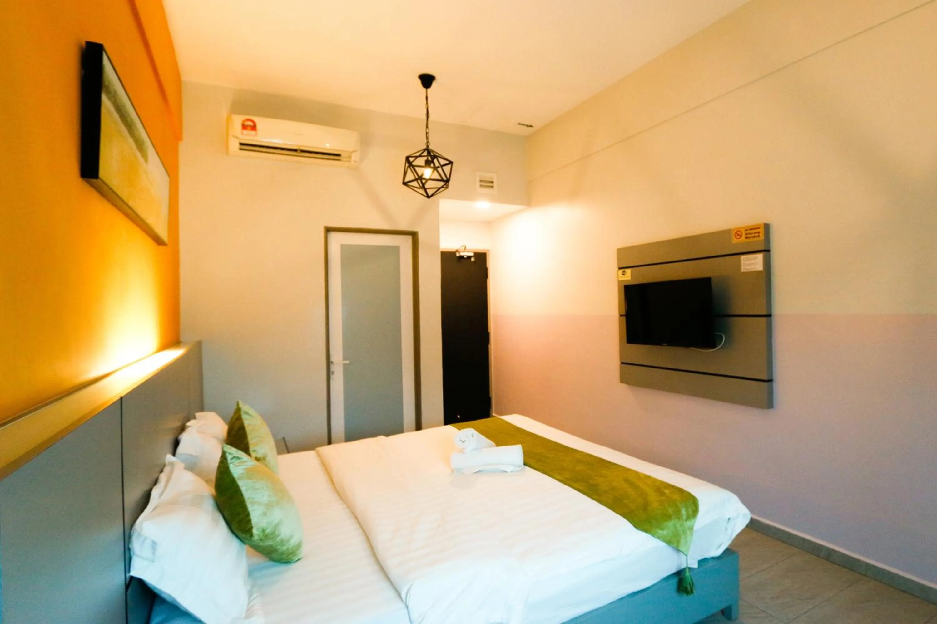 Photo of the whole room, Bed in Travelland Hotel