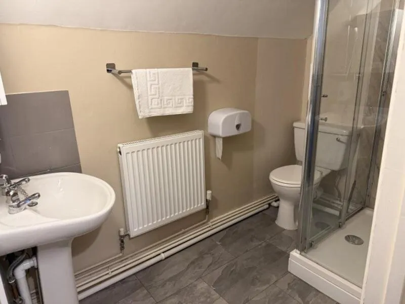 Shower in The Avenue Hotel