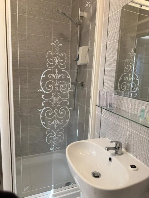 Shower in The Avenue Hotel