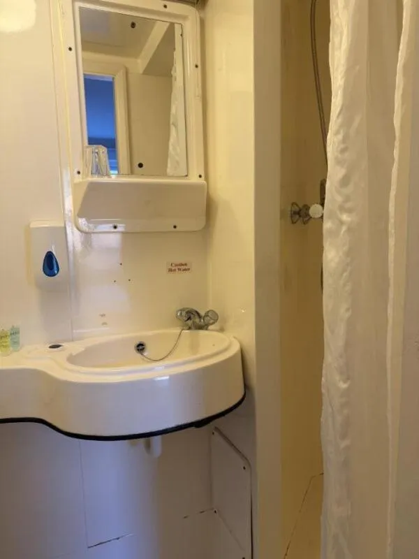 Shower in The Avenue Hotel