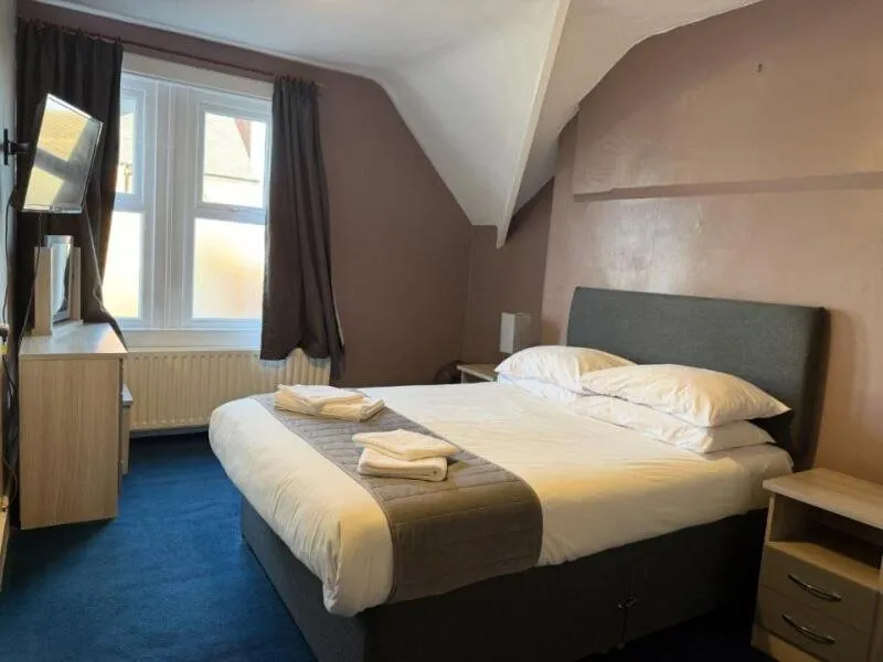 Bedroom, Bed in The Avenue Hotel