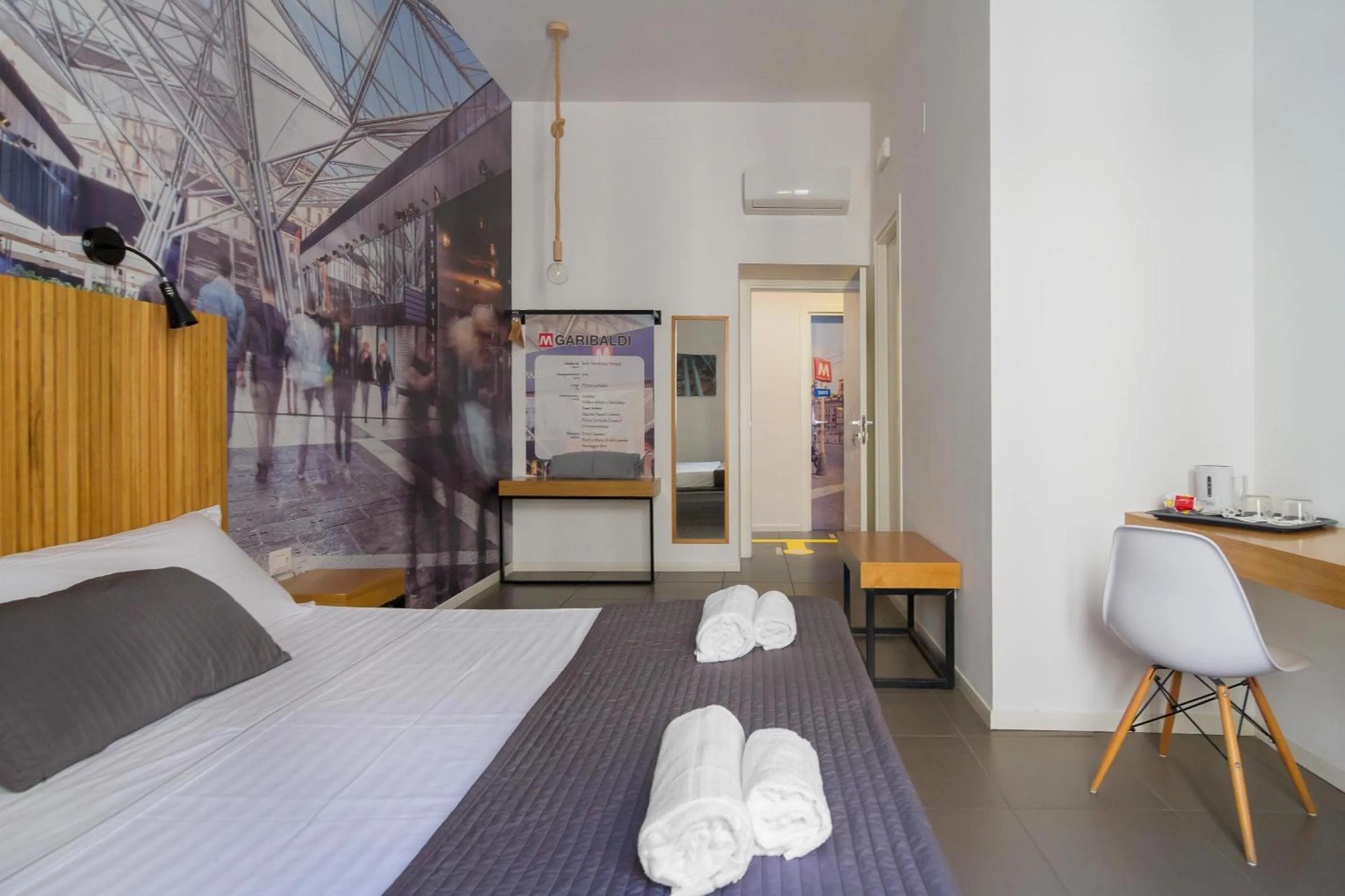 Photo of the whole room, Bed in Maison du La Metro