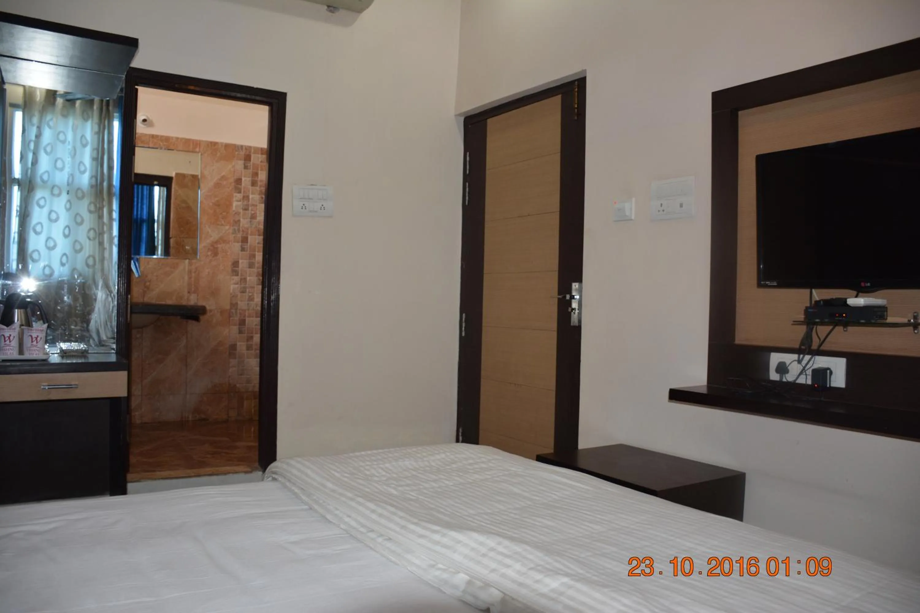 Bathroom, Bed in Hotel Vishnu Vilas
