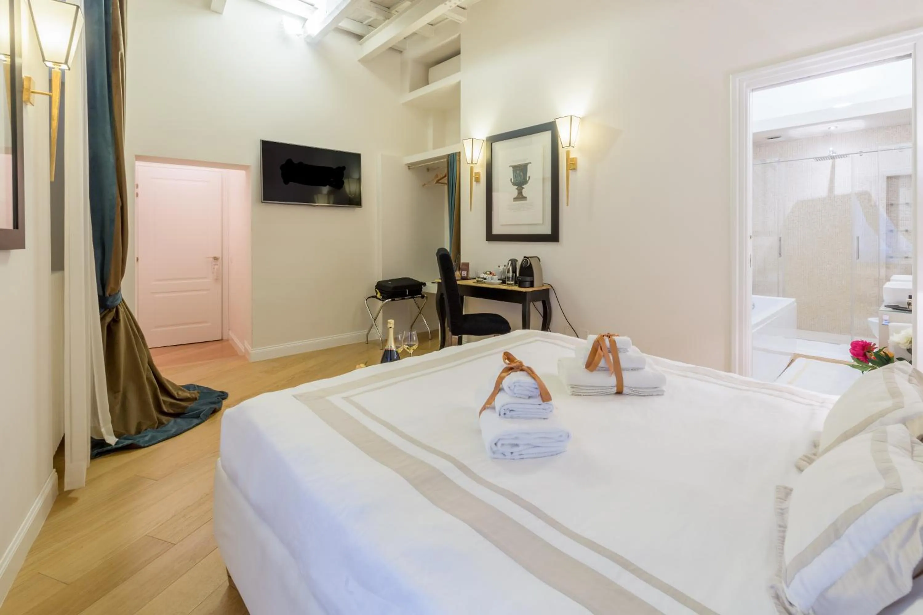 Photo of the whole room, Bed in StarHome Pantheon