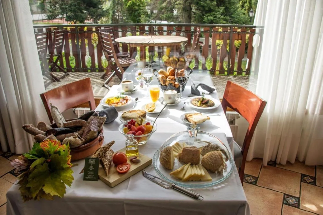 Breakfast in Hotel Coma