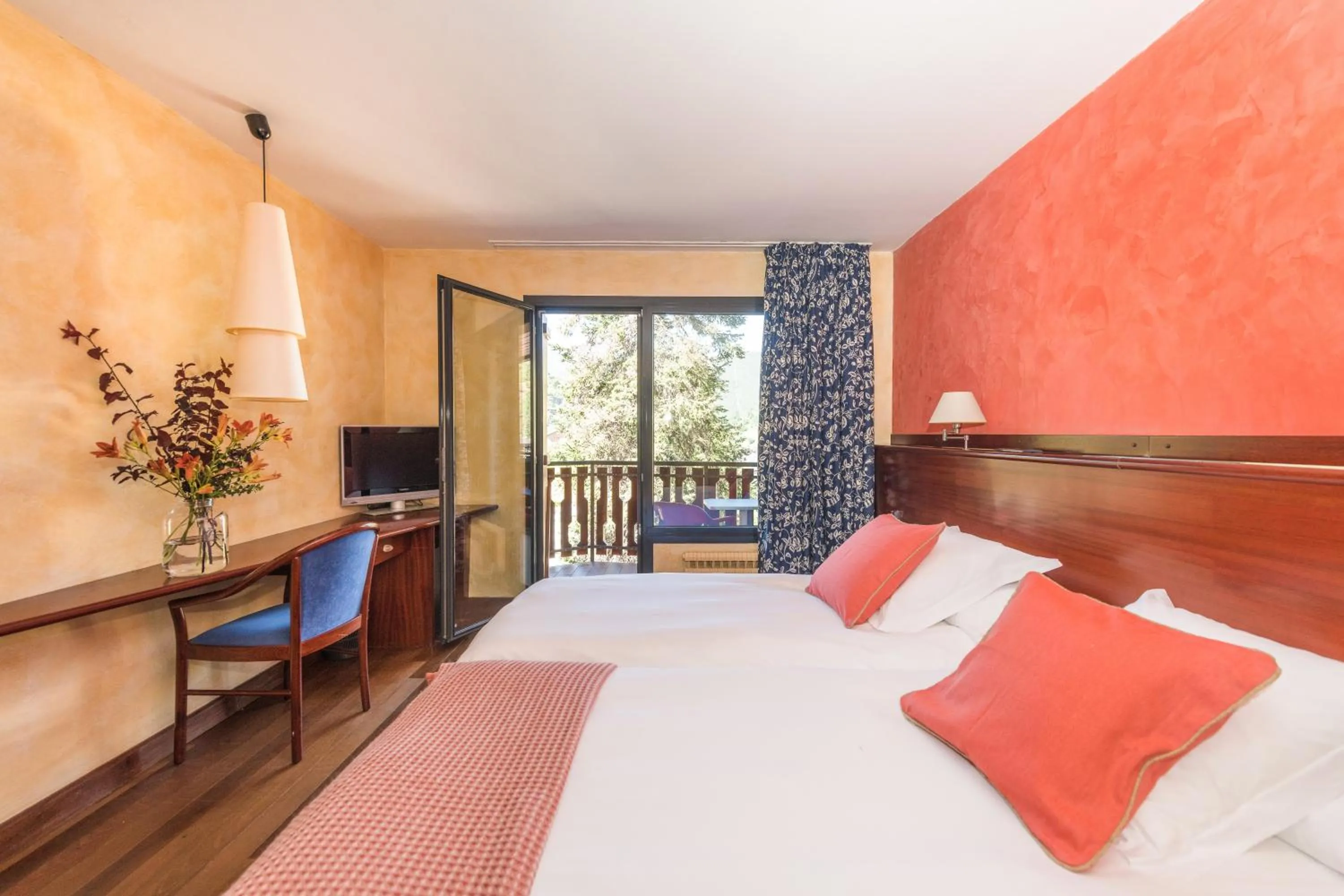 Photo of the whole room, Bed in Hotel Coma