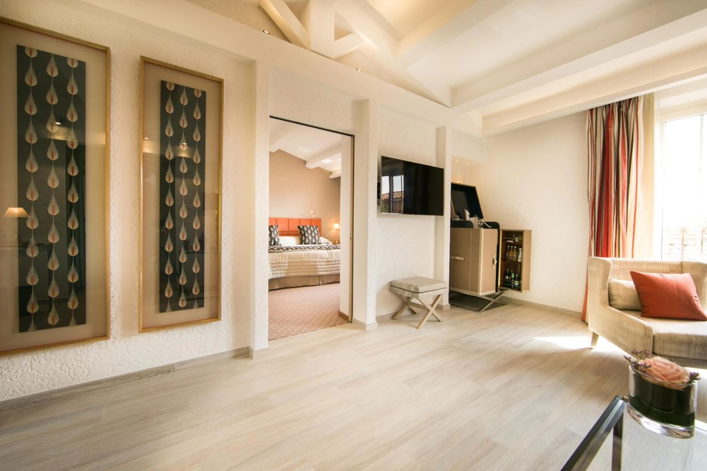 Living room, Bed in Hotel Byblos Saint-Tropez