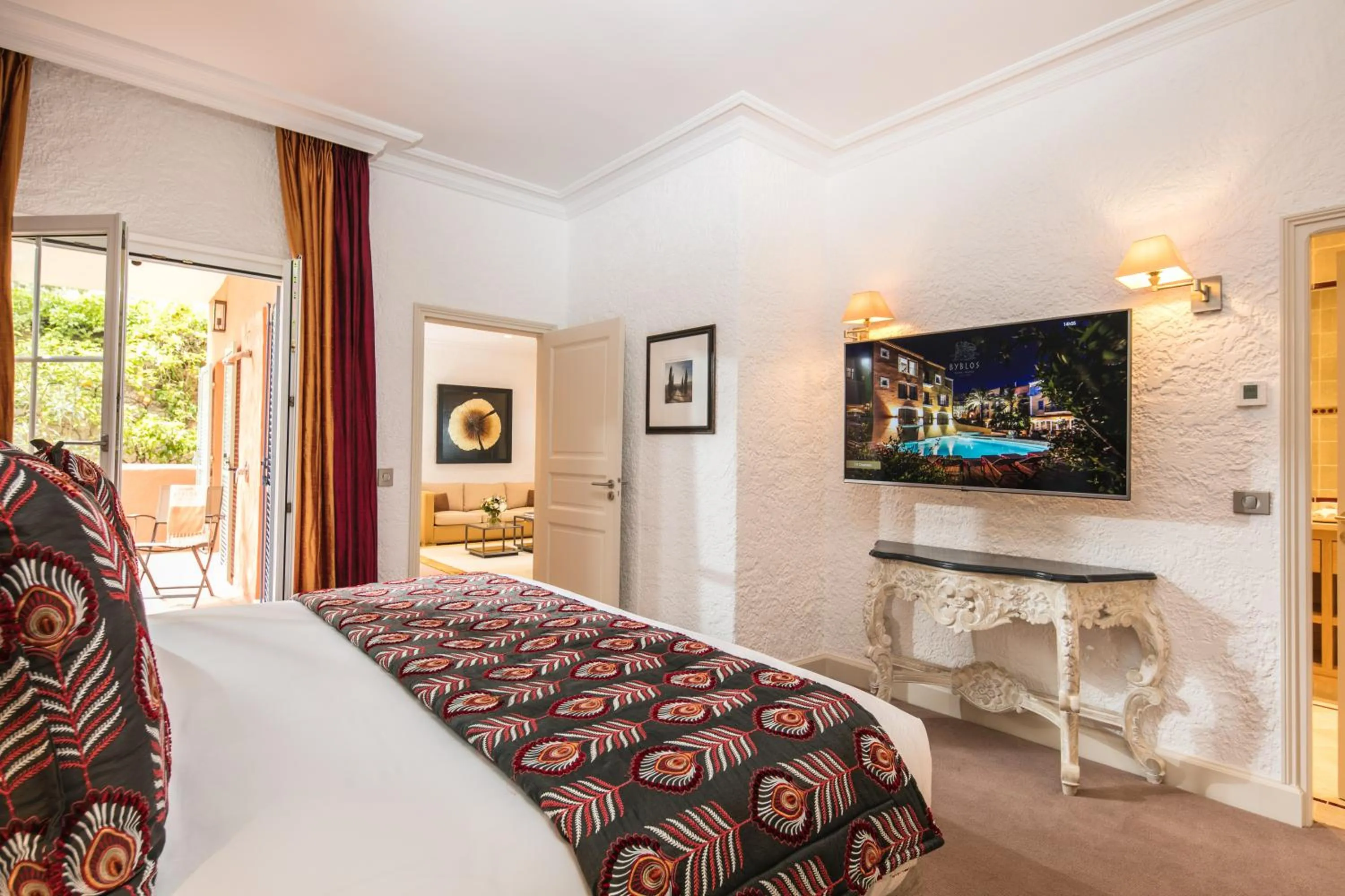 Bedroom, Bed in Hotel Byblos Saint-Tropez