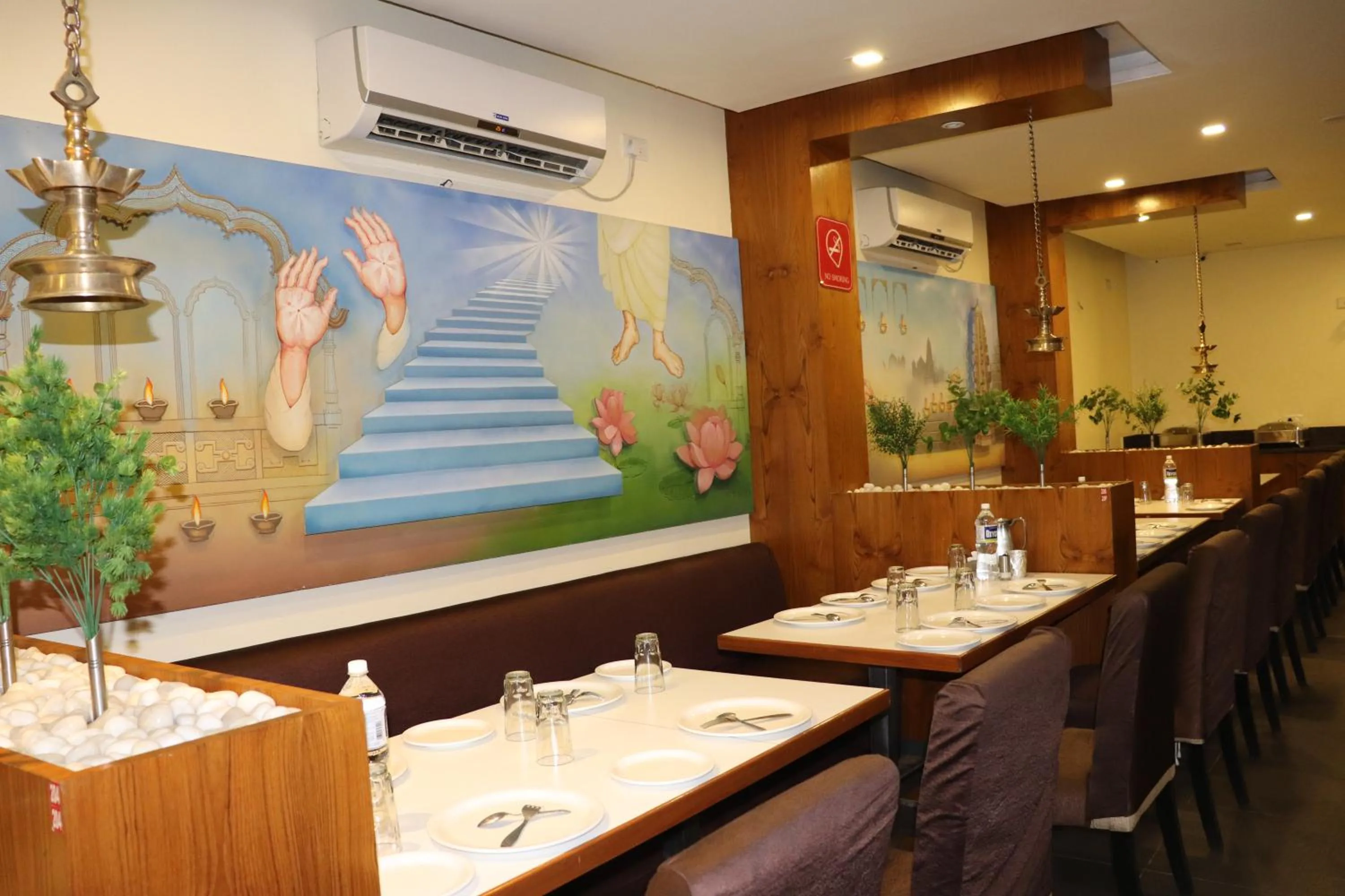 Restaurant/places to eat in Hotel Sai Shubham