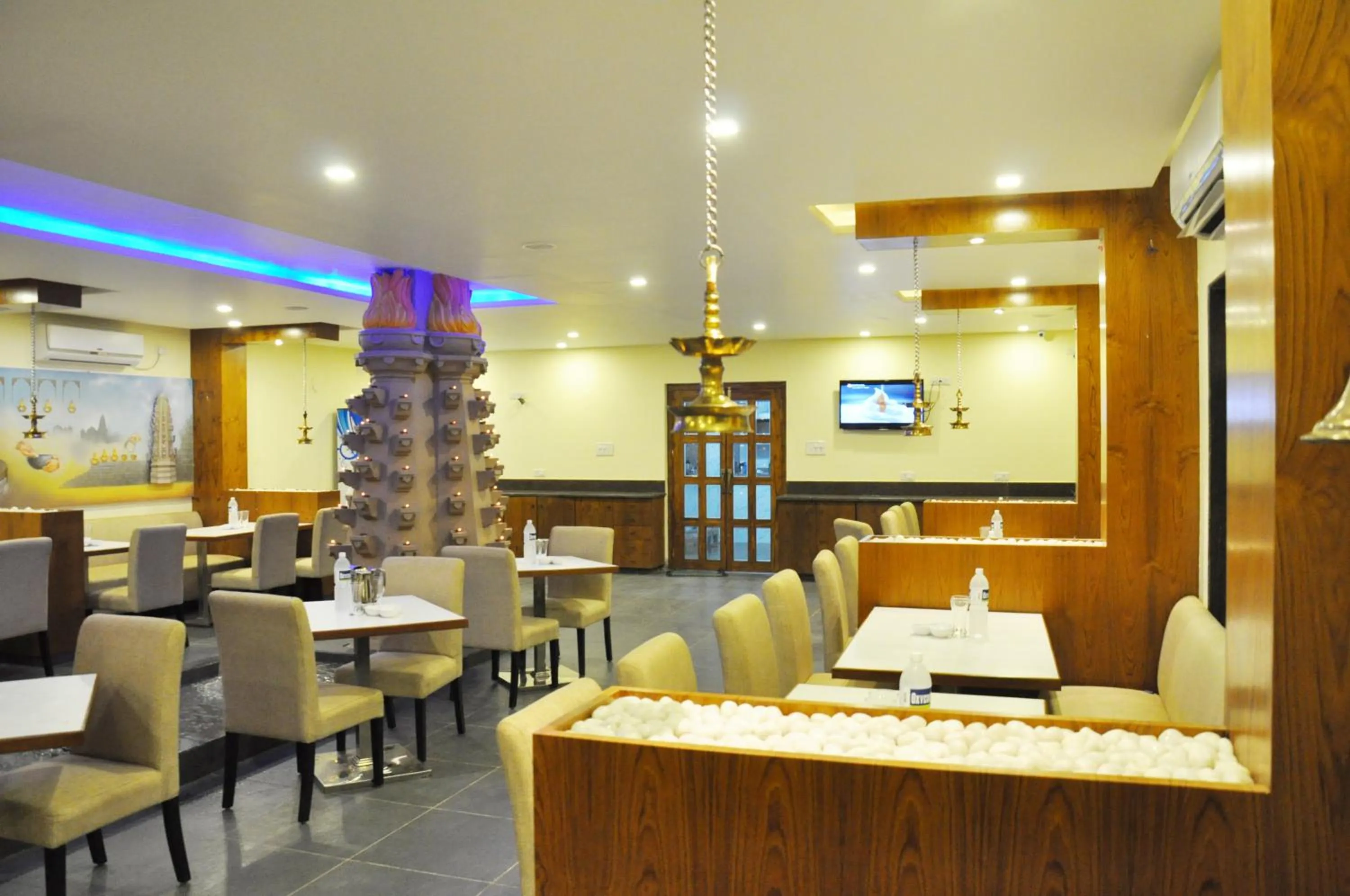 Restaurant/places to eat in Hotel Sai Shubham