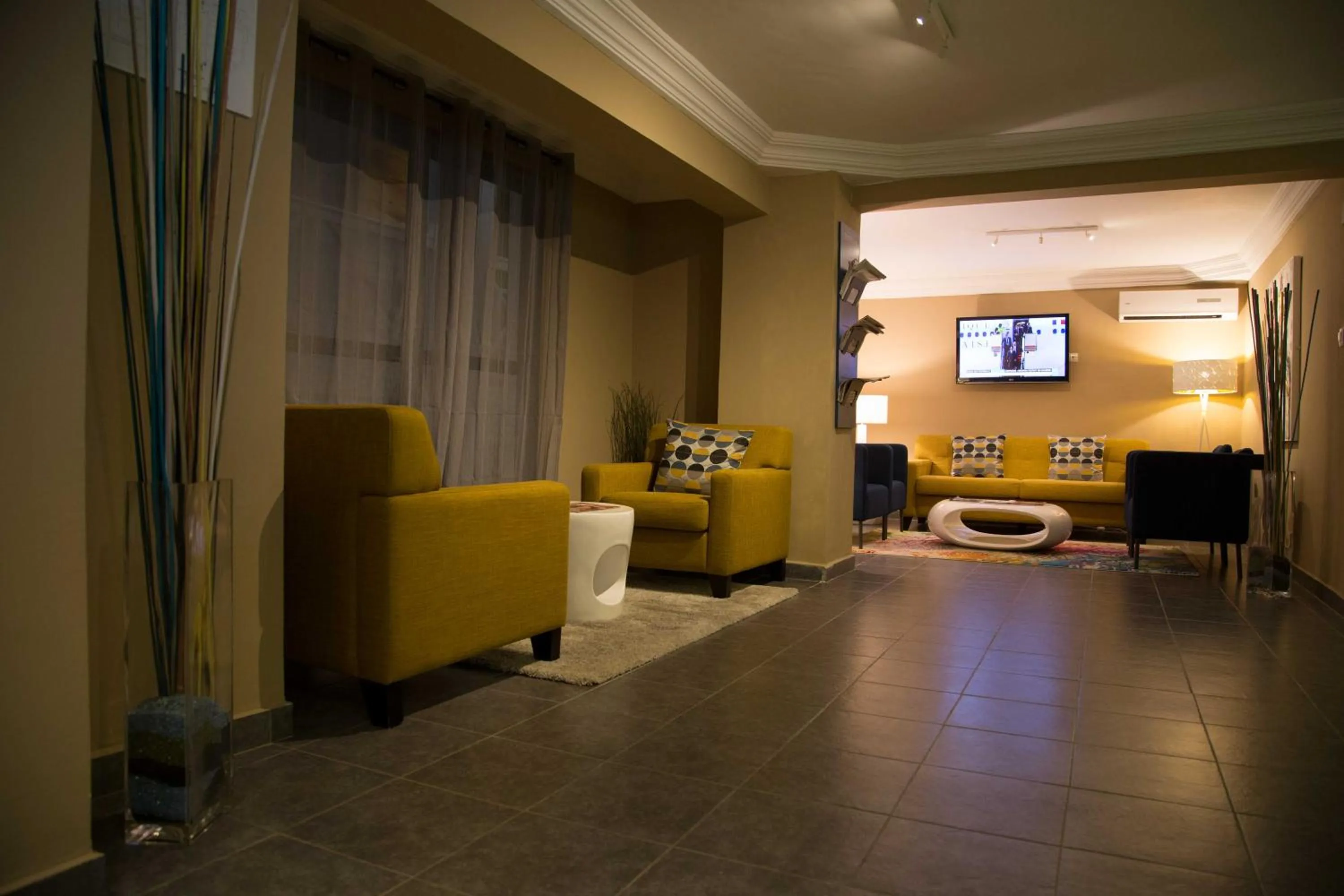 Communal lounge/ TV room in Hôtel Semiramis City Center