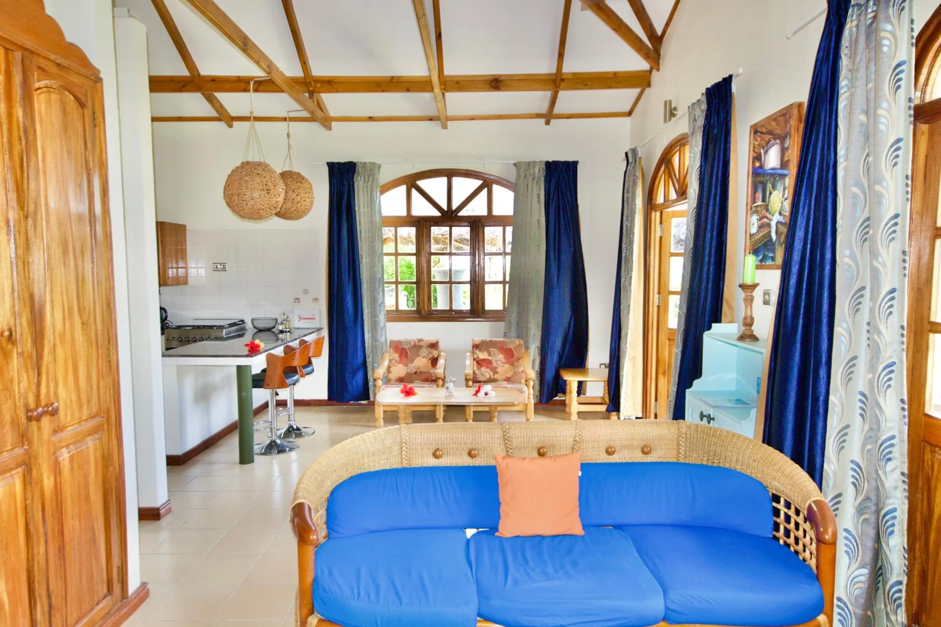 Living room, Bed in La Petite Maison and Sea Splash