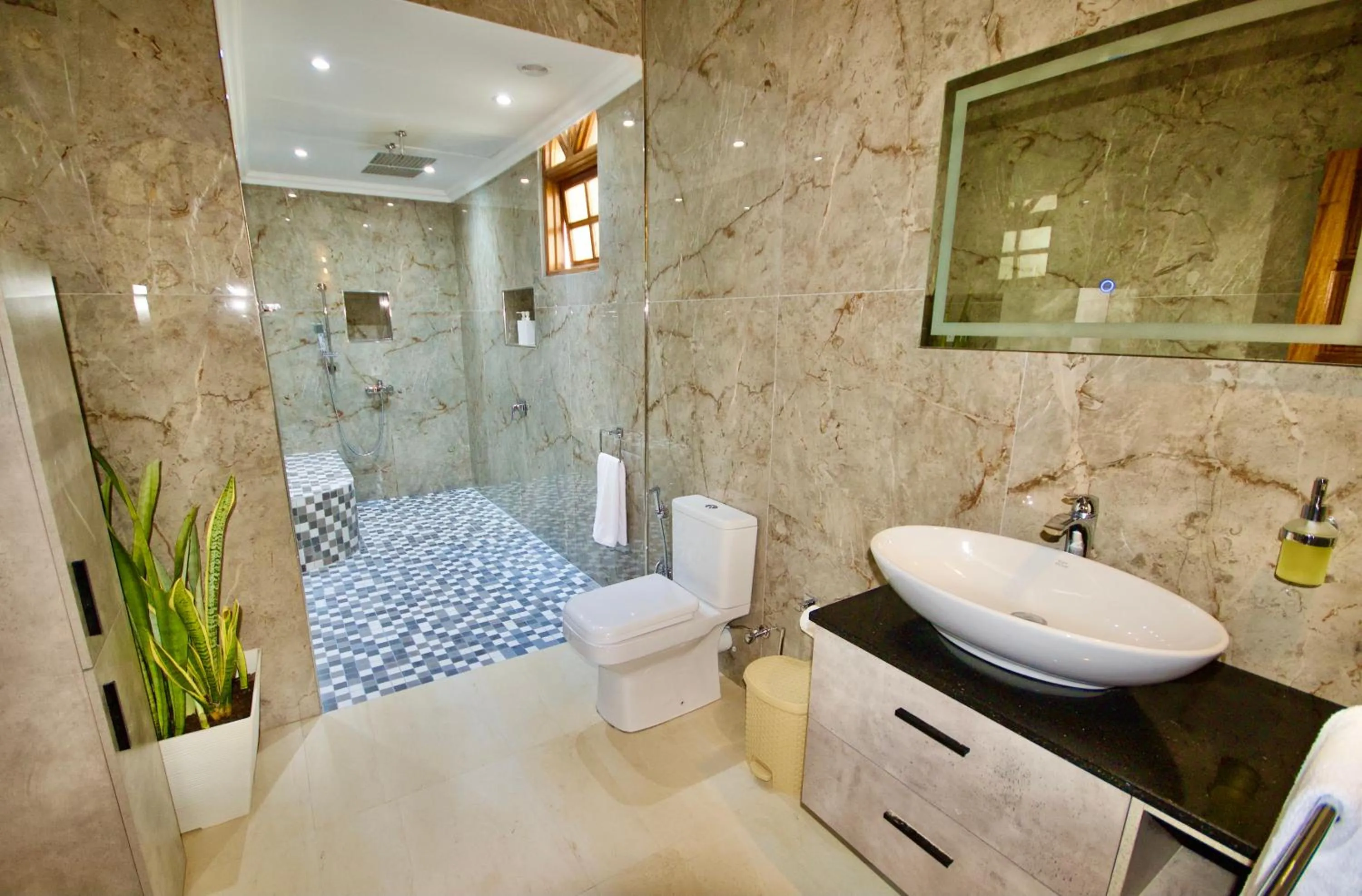 Bathroom in La Petite Maison and Sea Splash