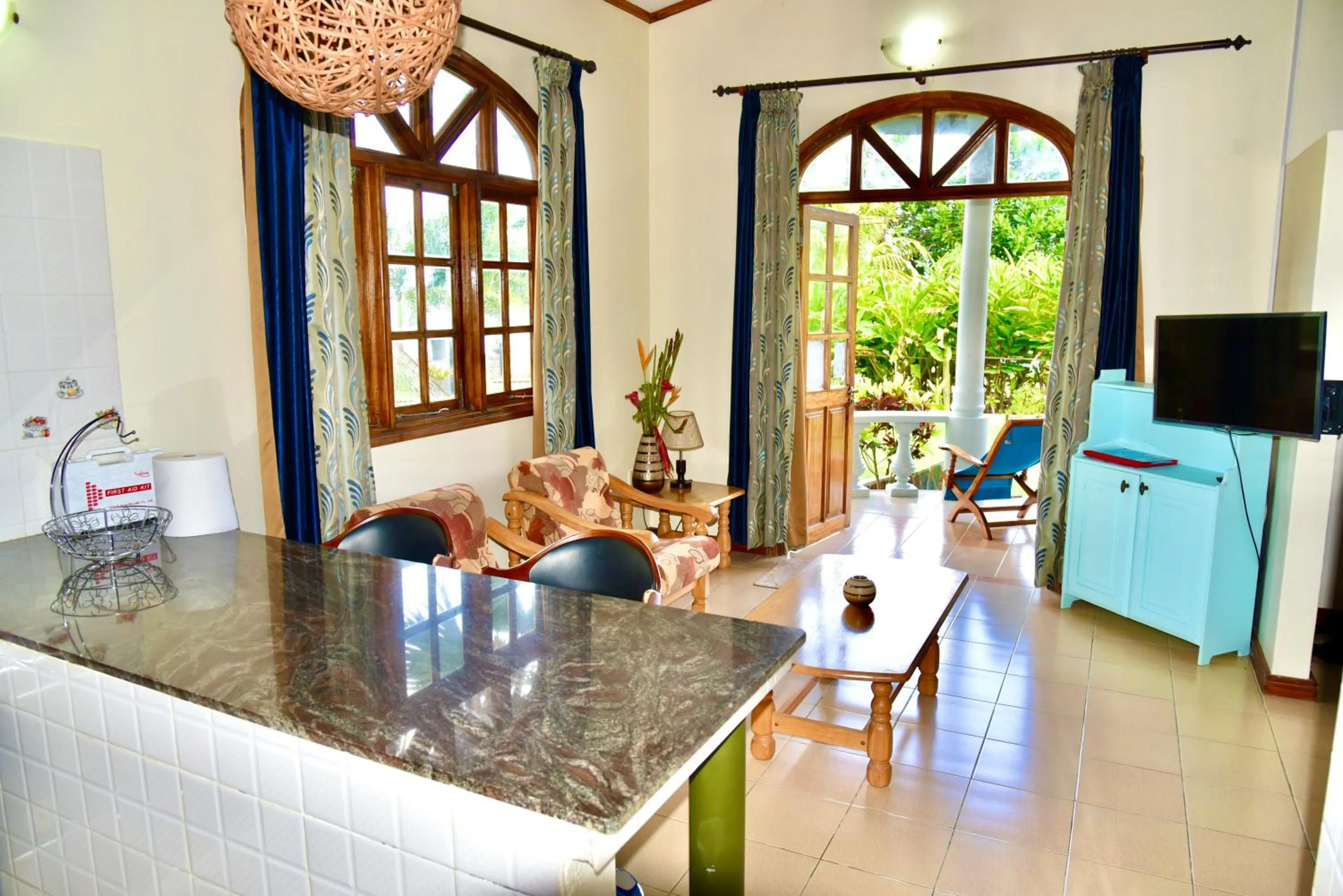 Living room in La Petite Maison and Sea Splash