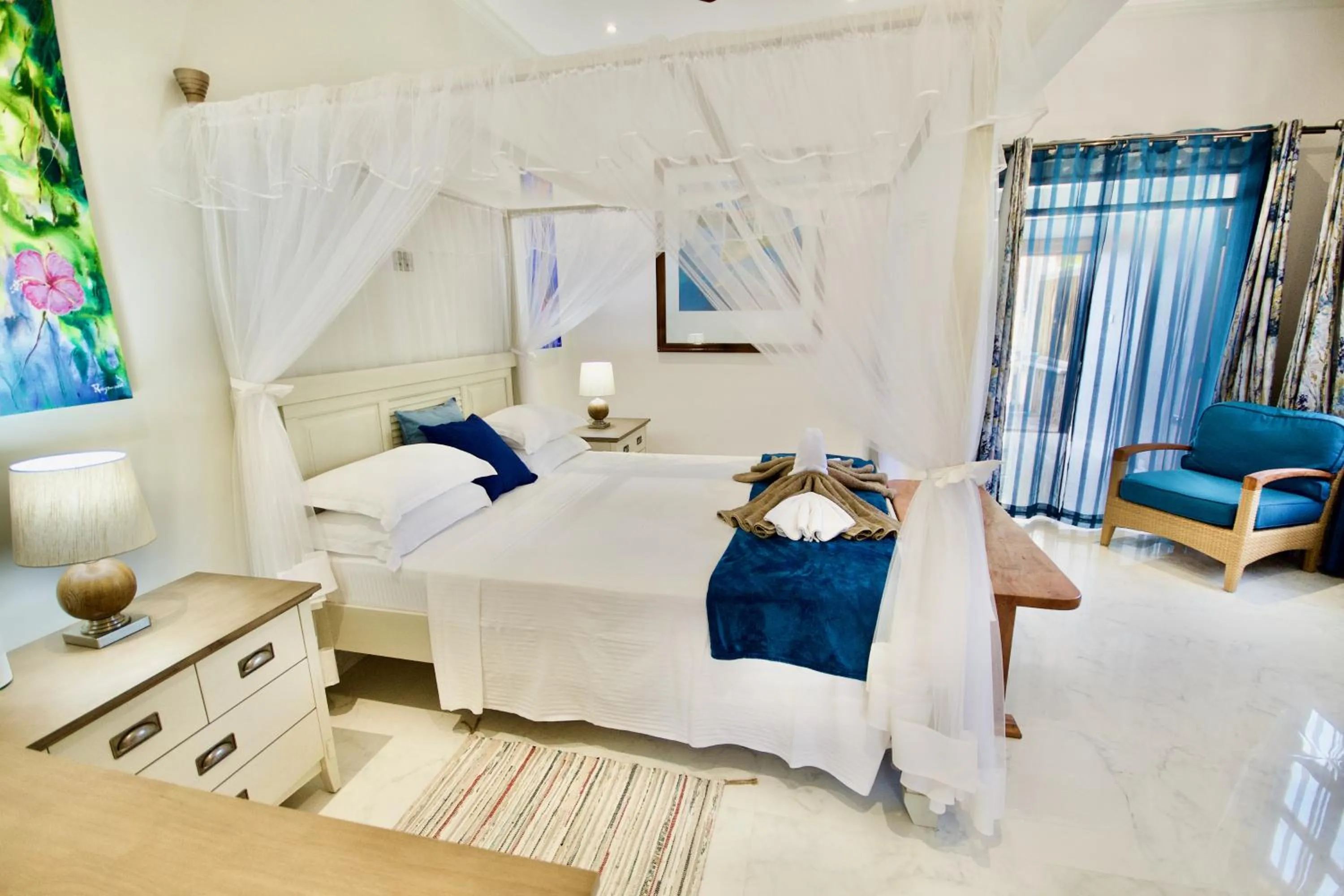 Bed in La Petite Maison and Sea Splash