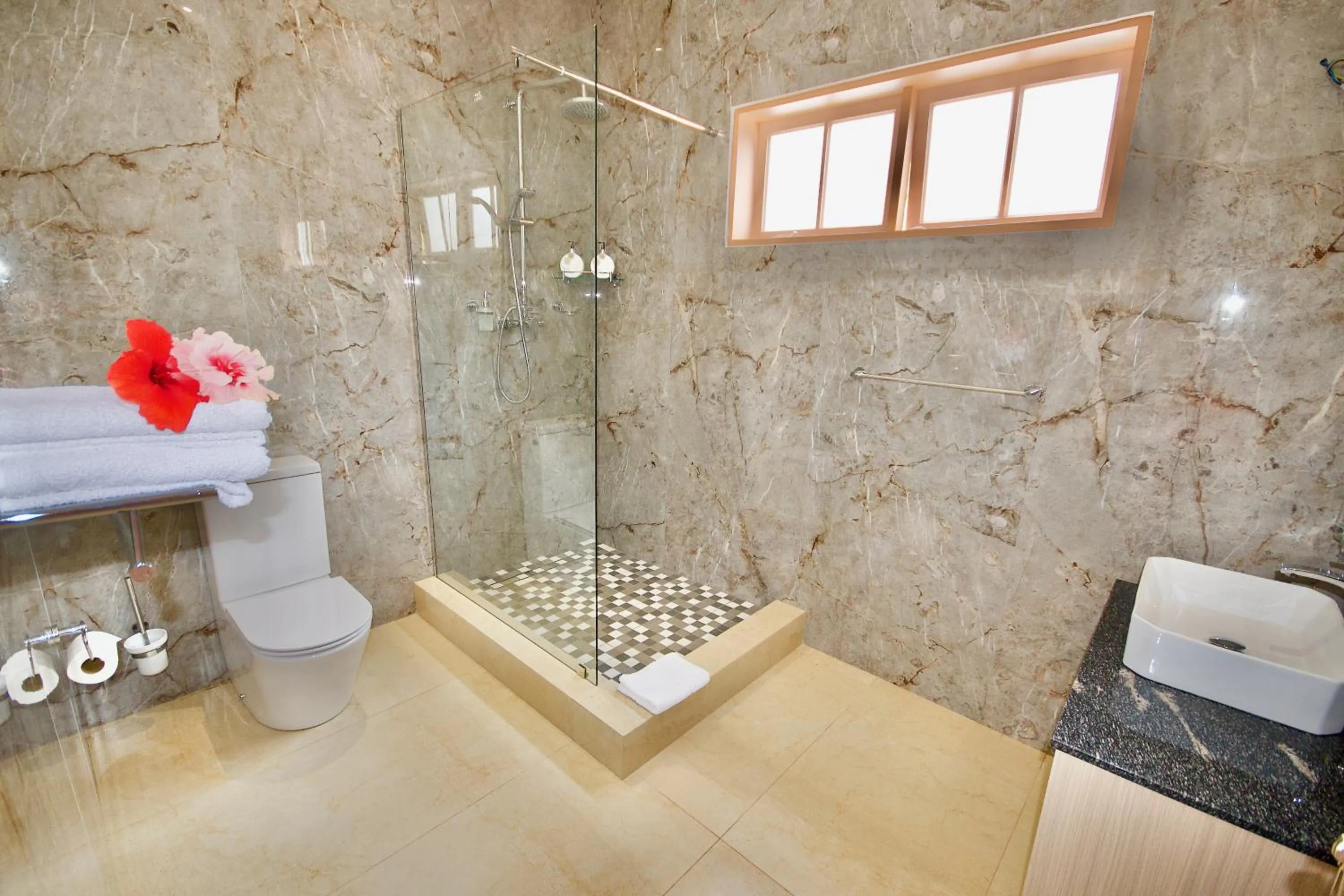 Shower in La Petite Maison and Sea Splash