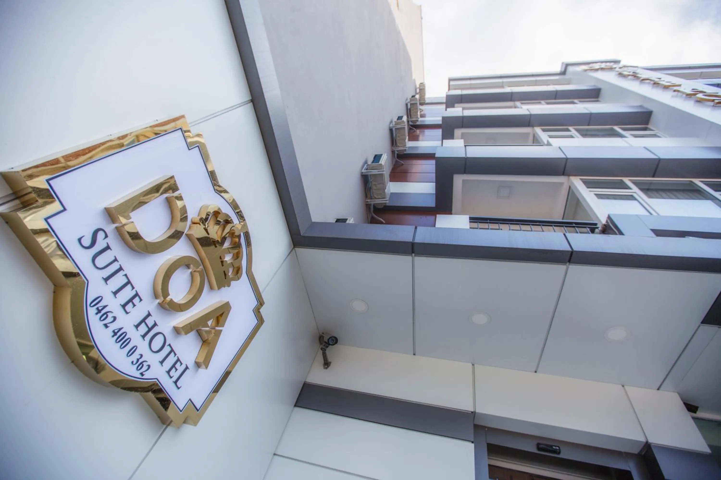 Facade/entrance in Doa Suite Hotel