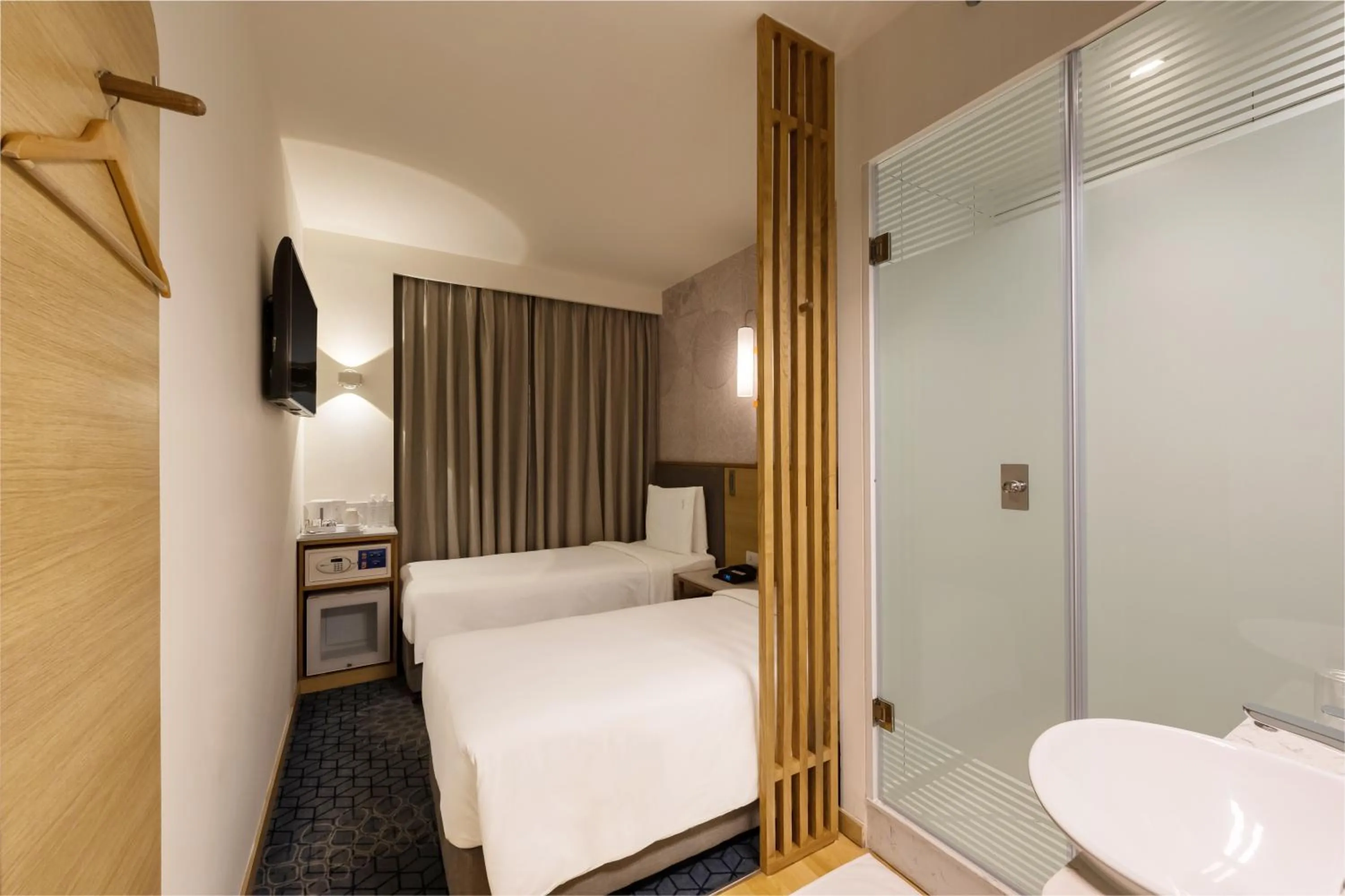 Bed in Holiday Inn Express Chennai OMR Thoraipakkam by IHG