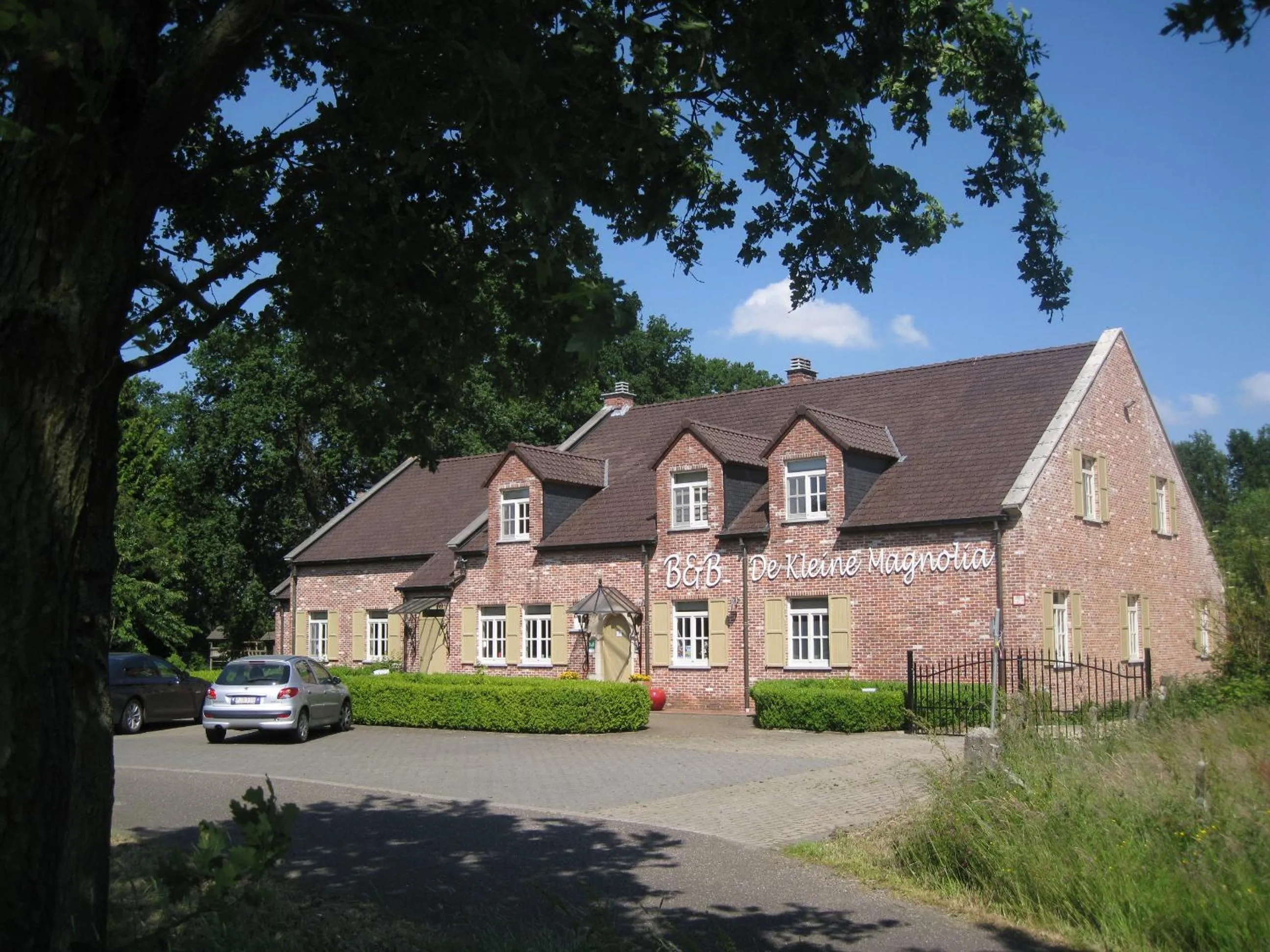 Property building in Bed & Breakfast De Kleine Magnolia