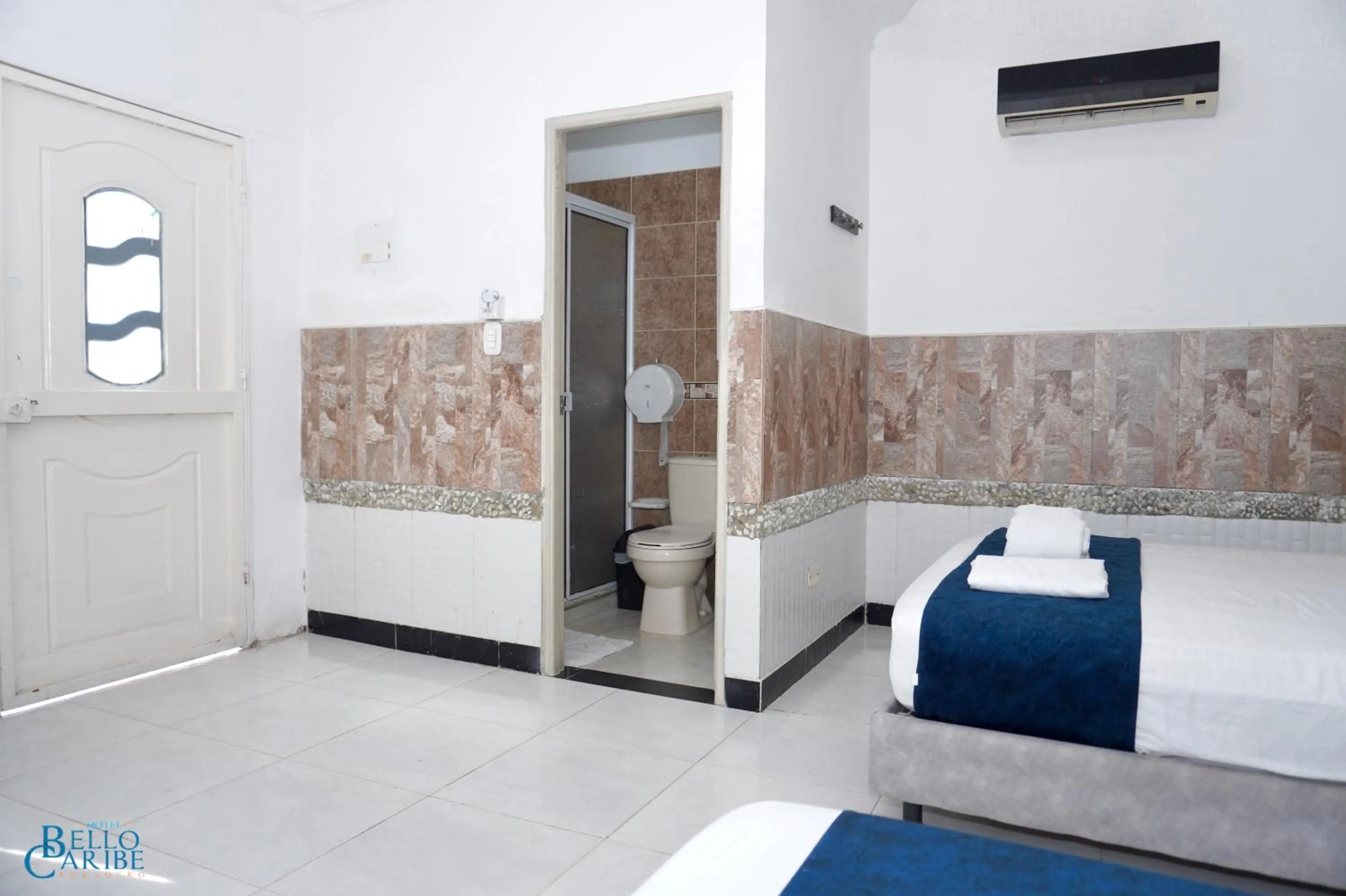 Bathroom, Bed in Hotel Bello Caribe Rodadero