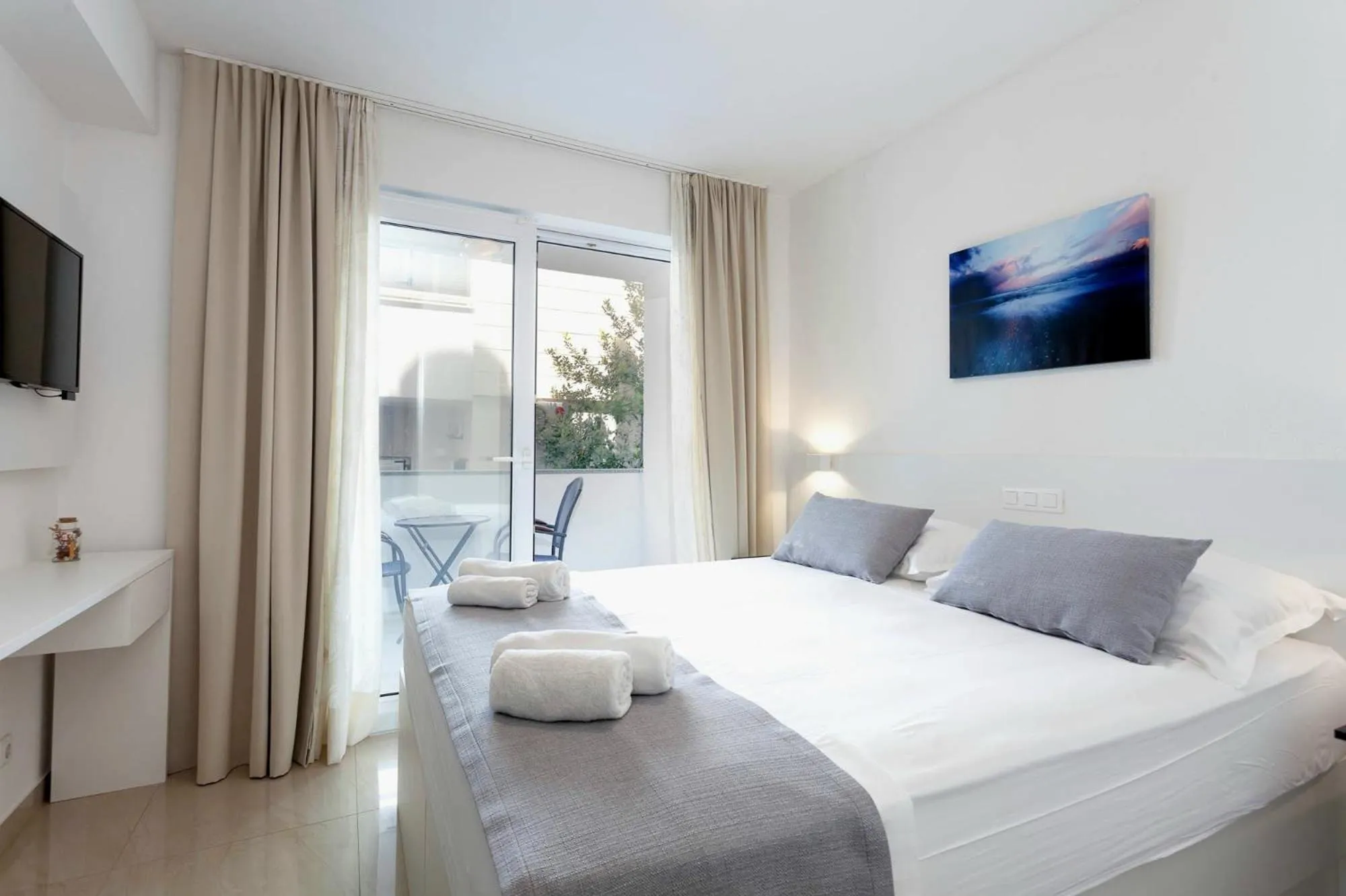 Bed in Sunset Split Rooms