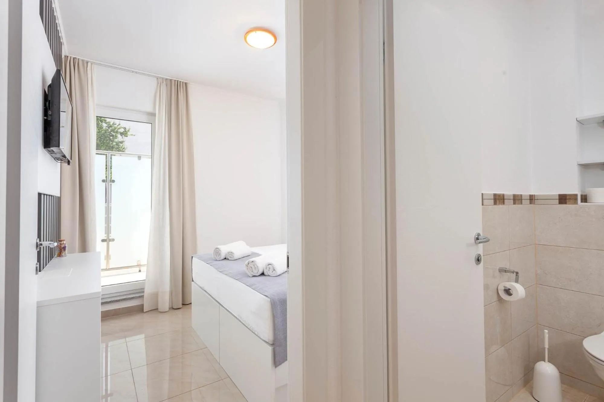 Shower, Bed in Sunset Split Rooms