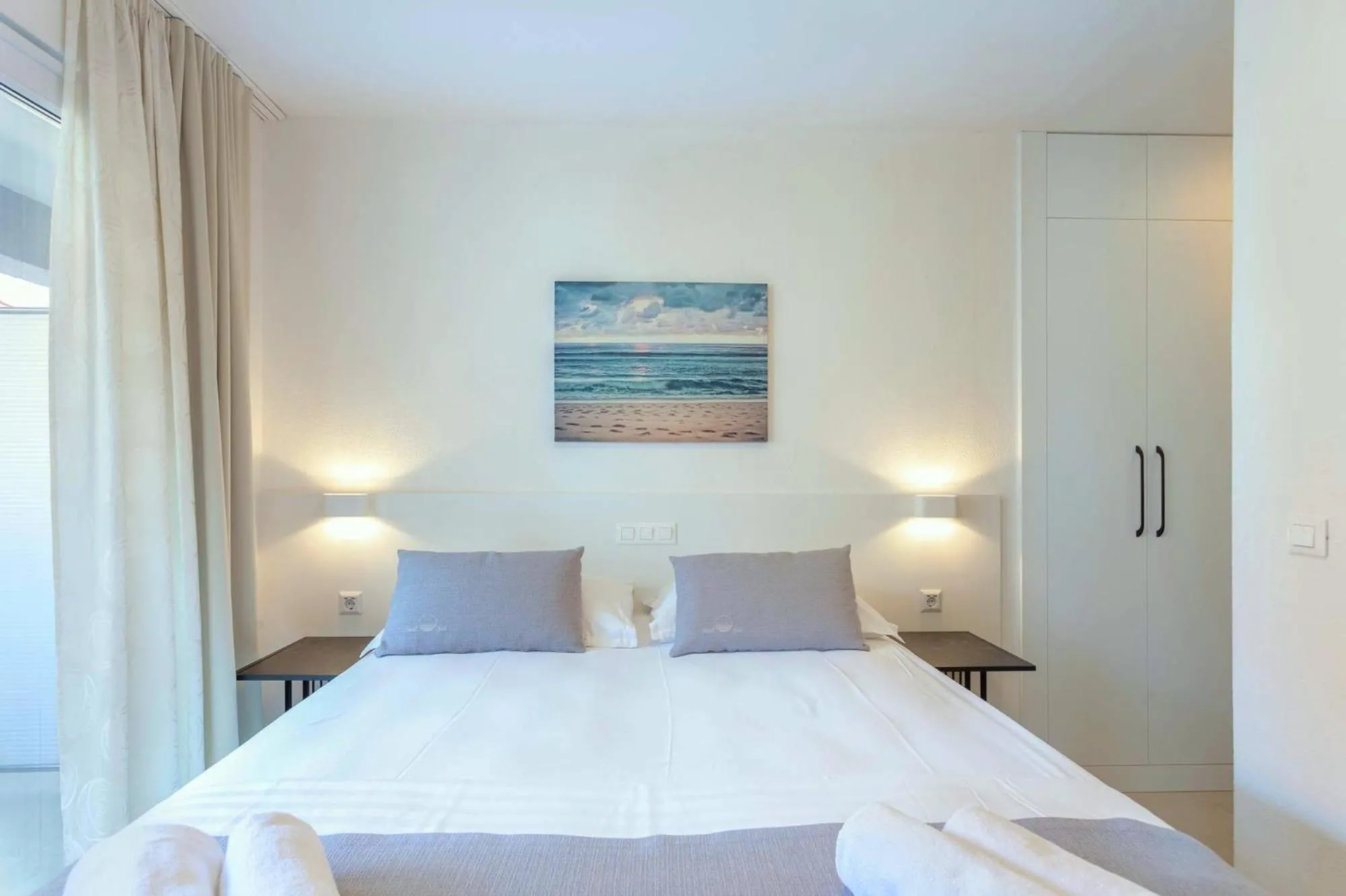 Bed in Sunset Split Rooms