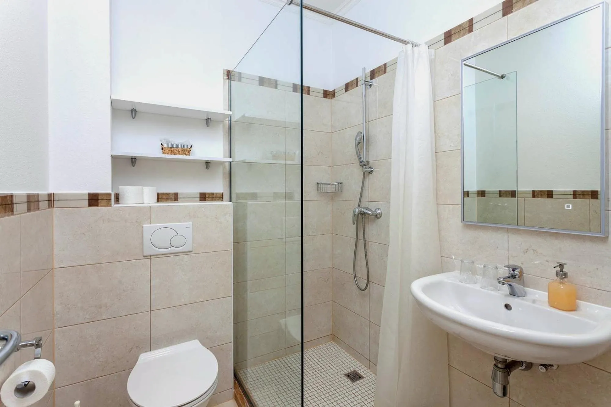 Shower in Sunset Split Rooms