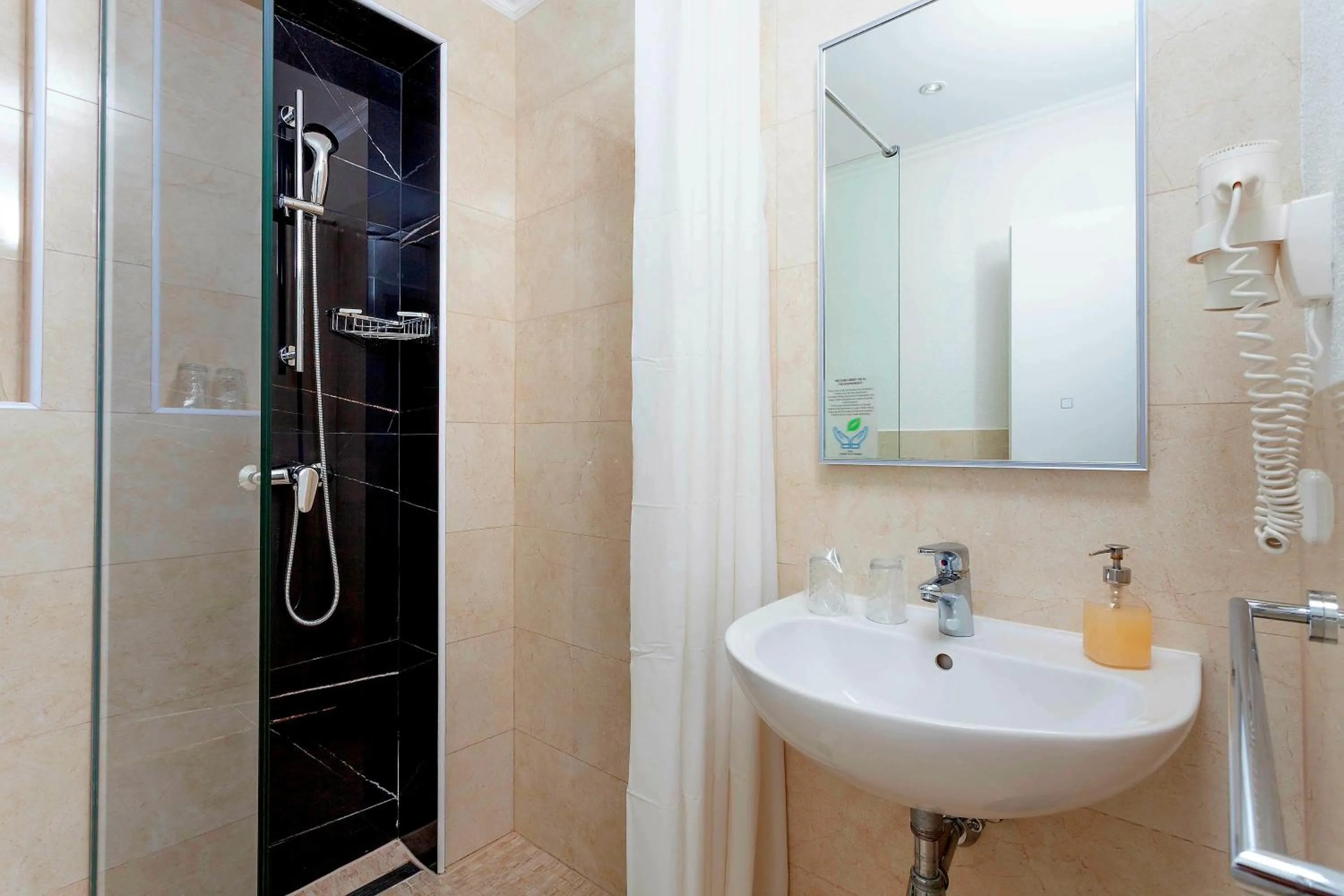 Shower in Sunset Split Rooms