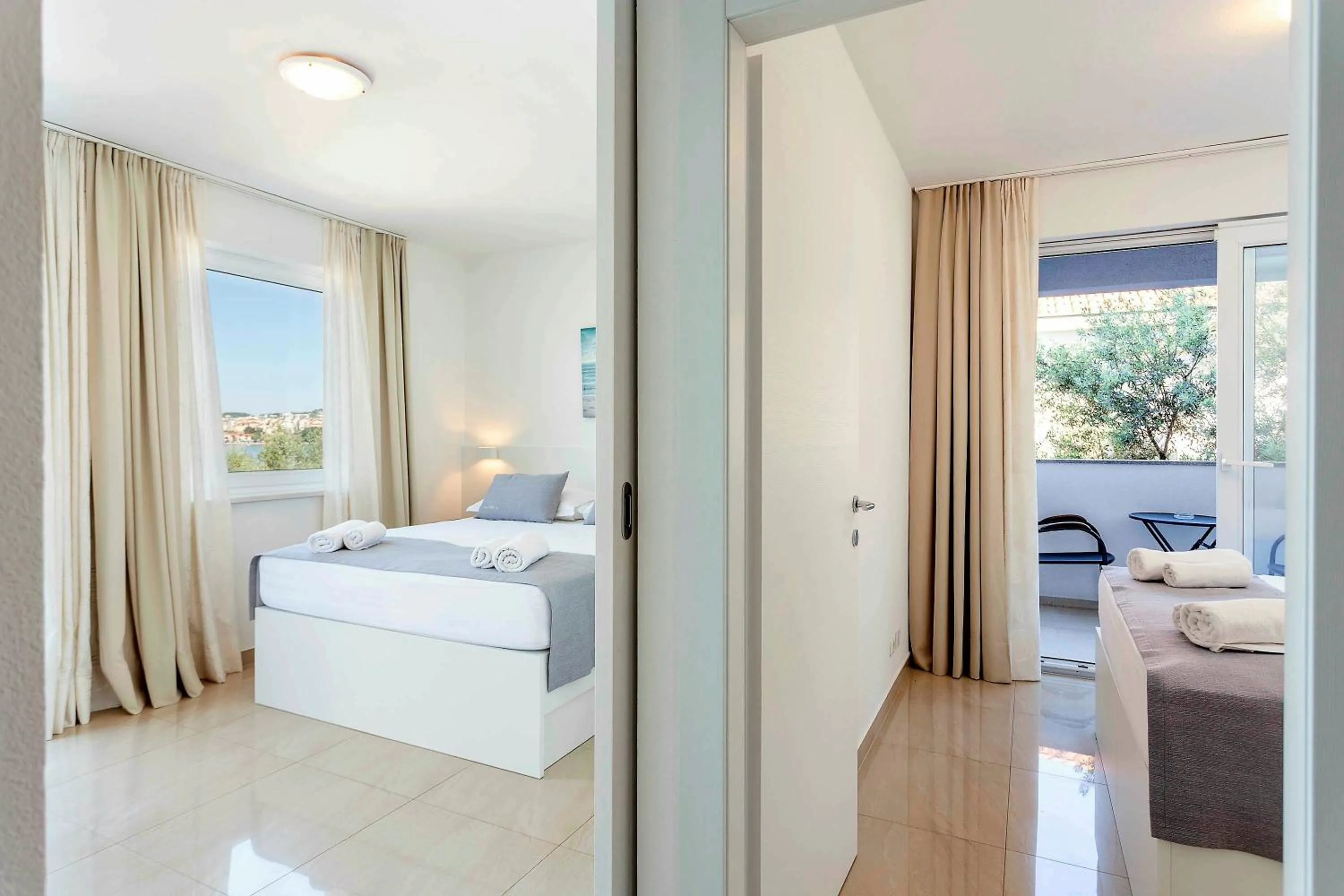 Bed in Sunset Split Rooms