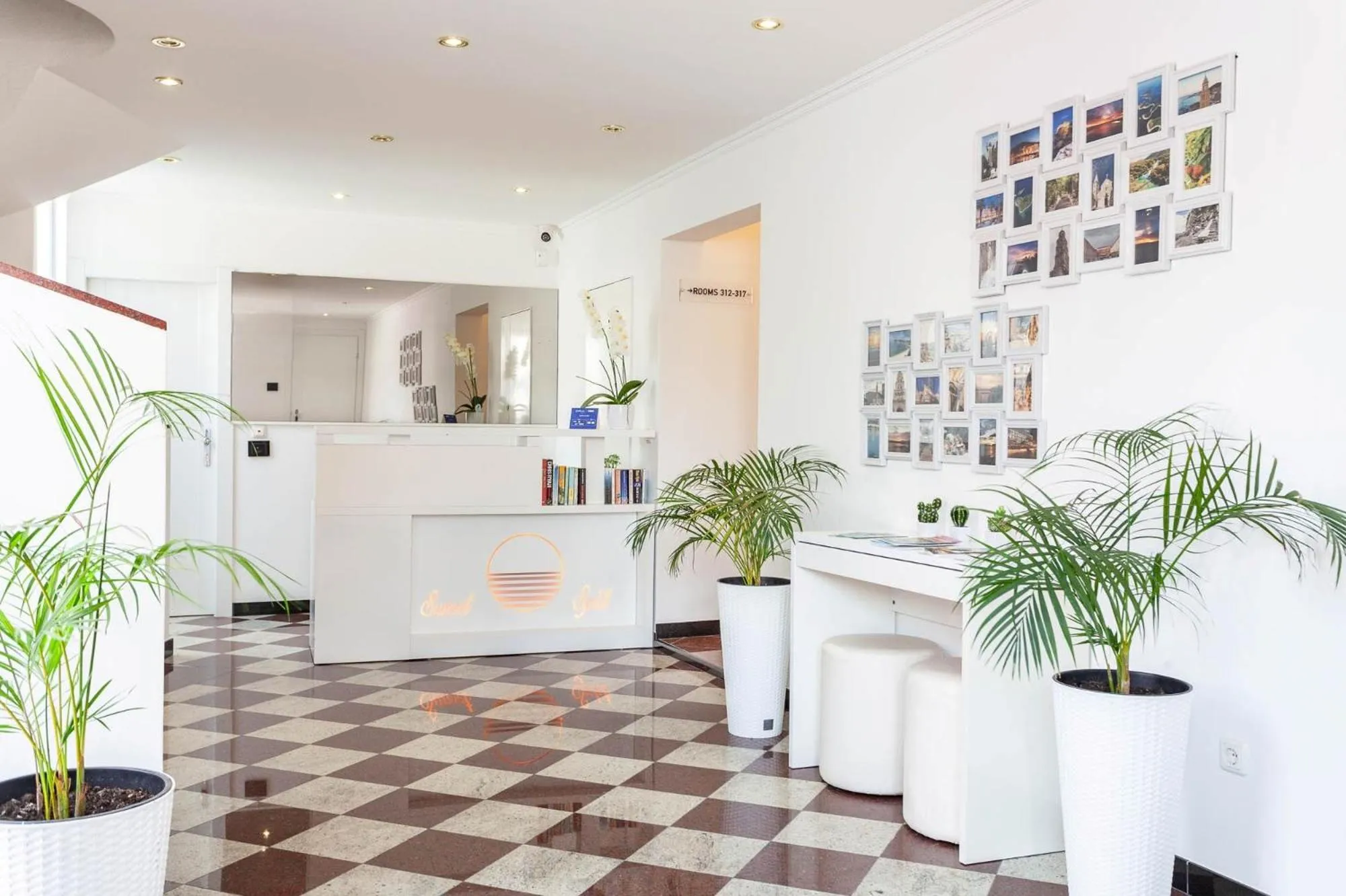 Lobby or reception in Sunset Split Rooms