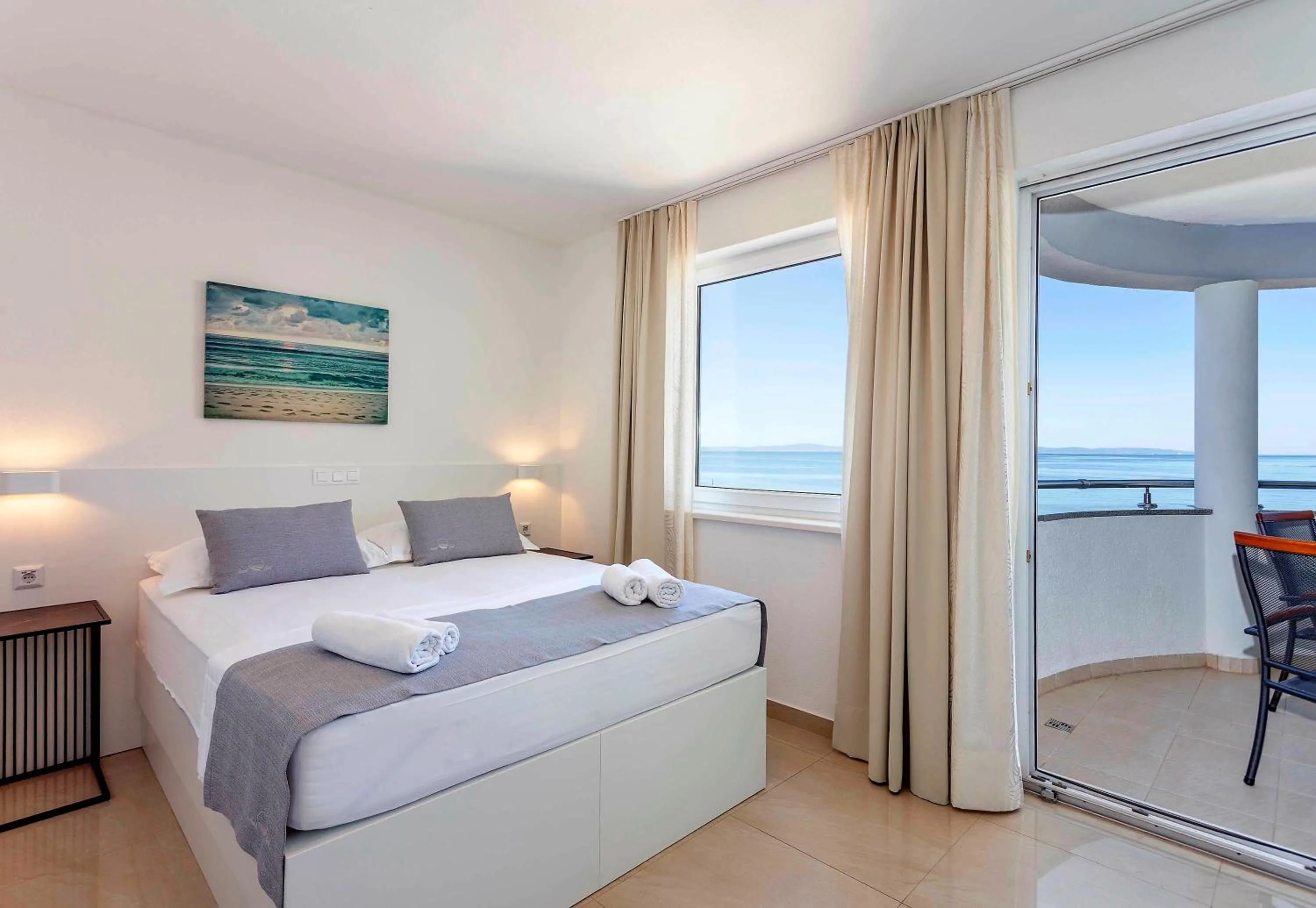 Bed in Sunset Split Rooms