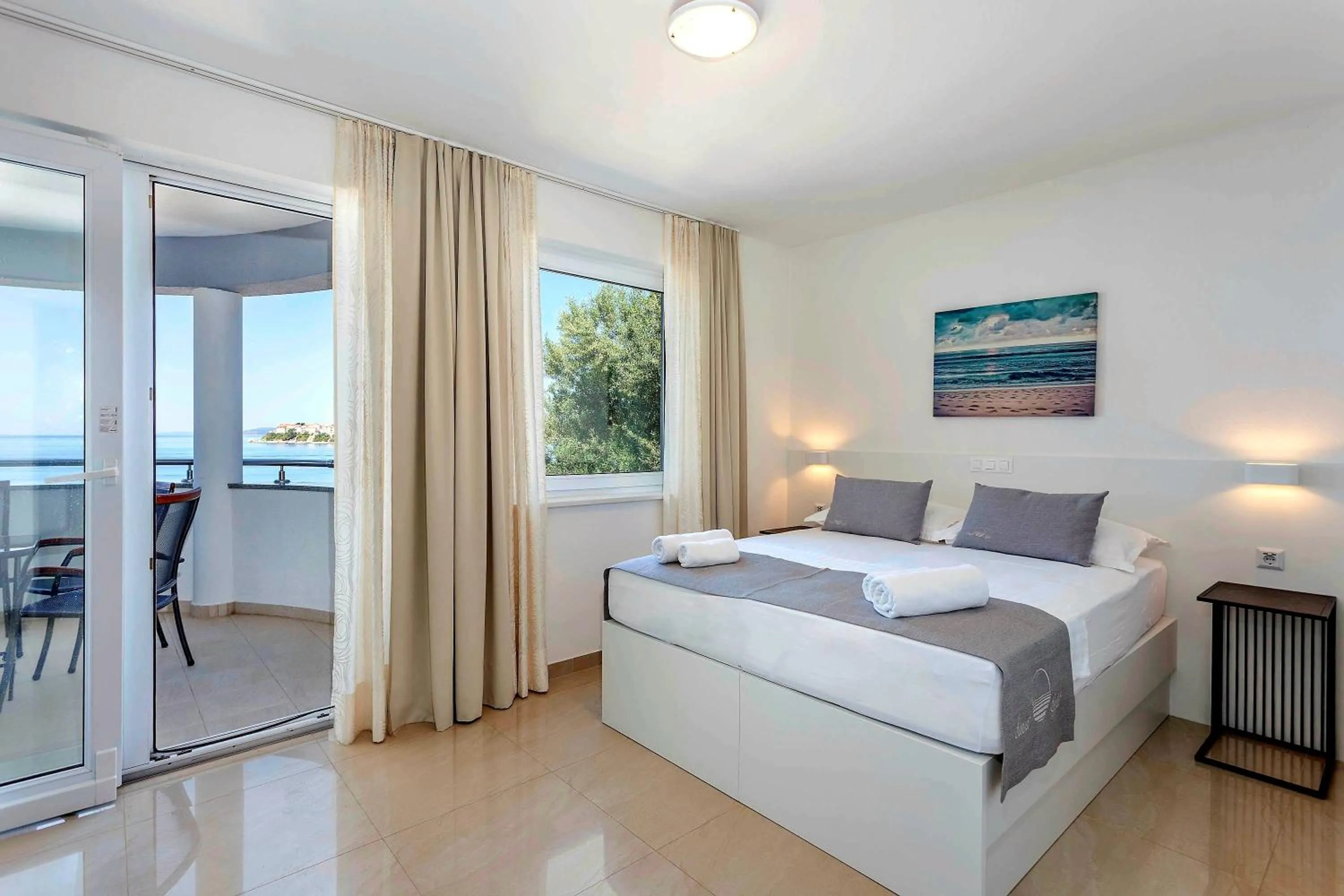 Bed in Sunset Split Rooms