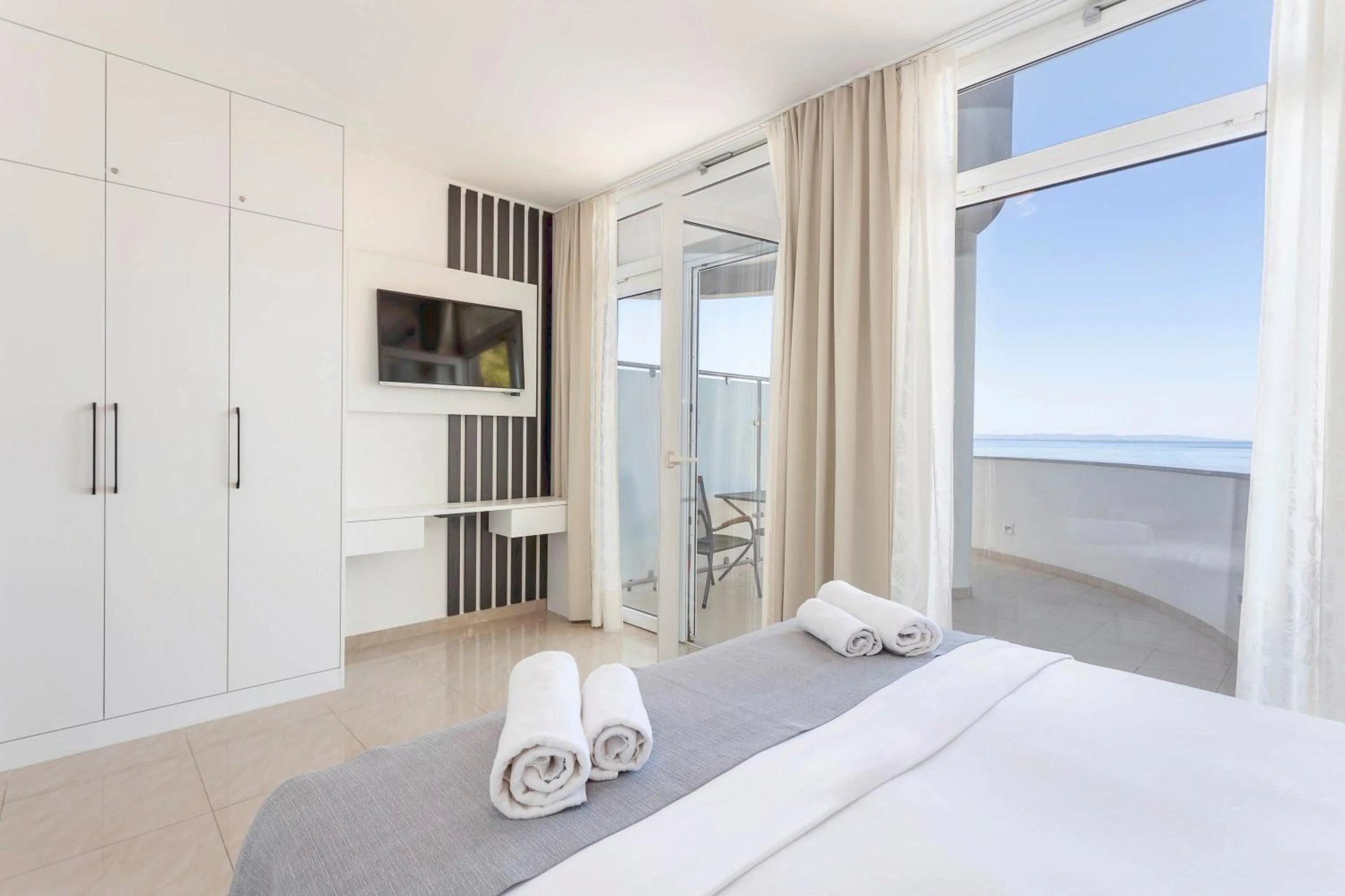 Bed in Sunset Split Rooms