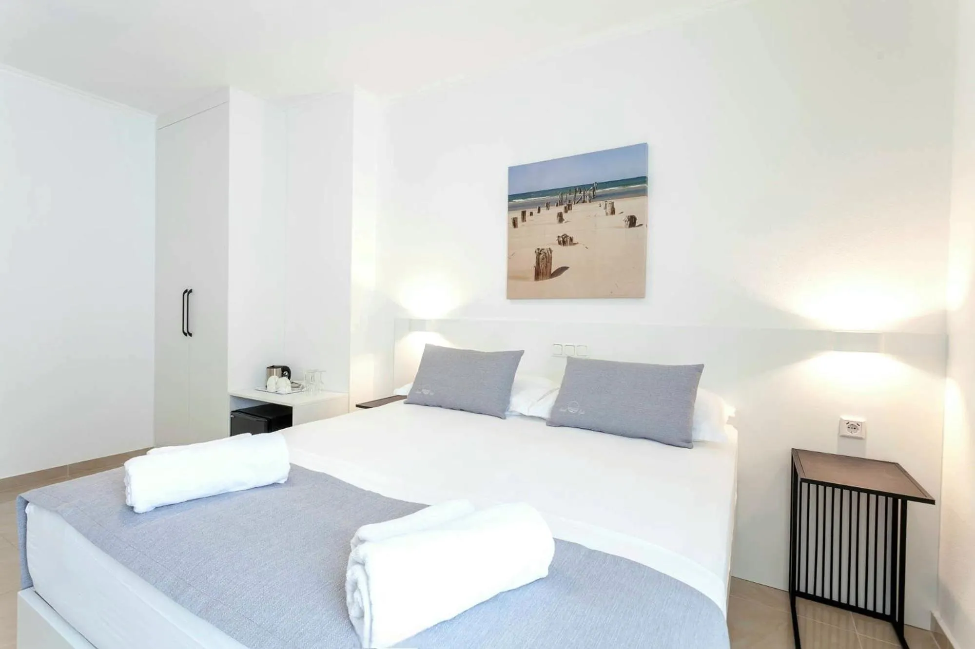 Bed in Sunset Split Rooms