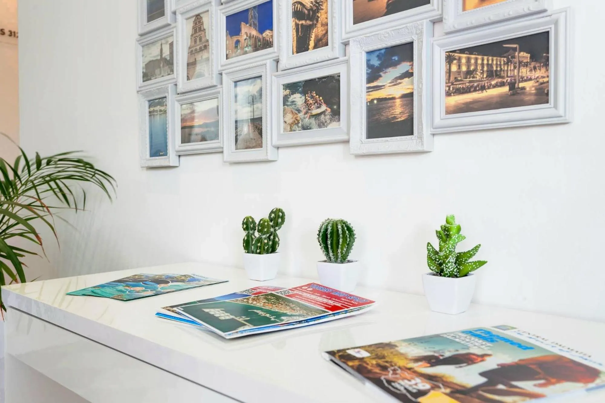 Lobby or reception in Sunset Split Rooms