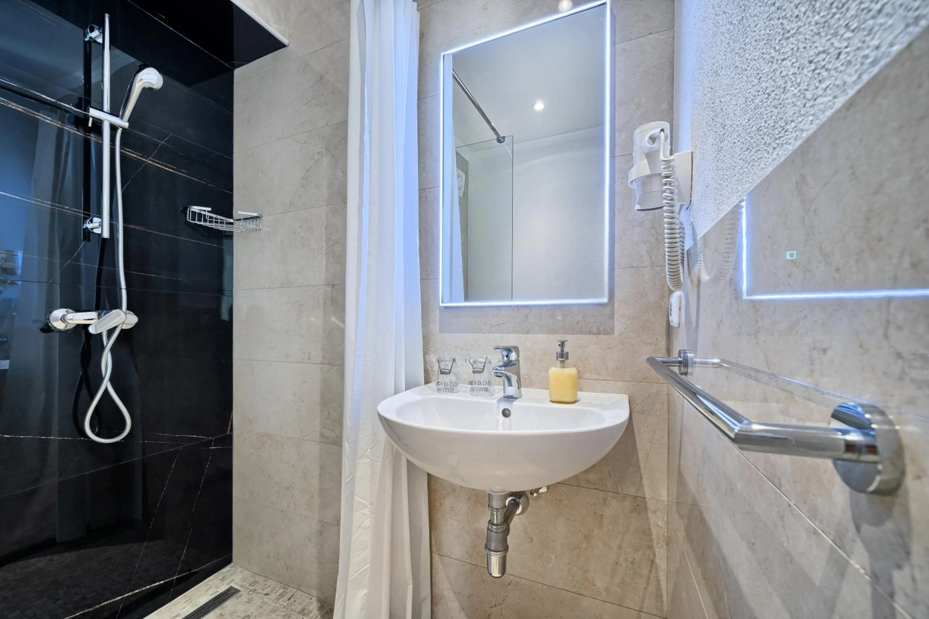 Shower in Sunset Split Rooms