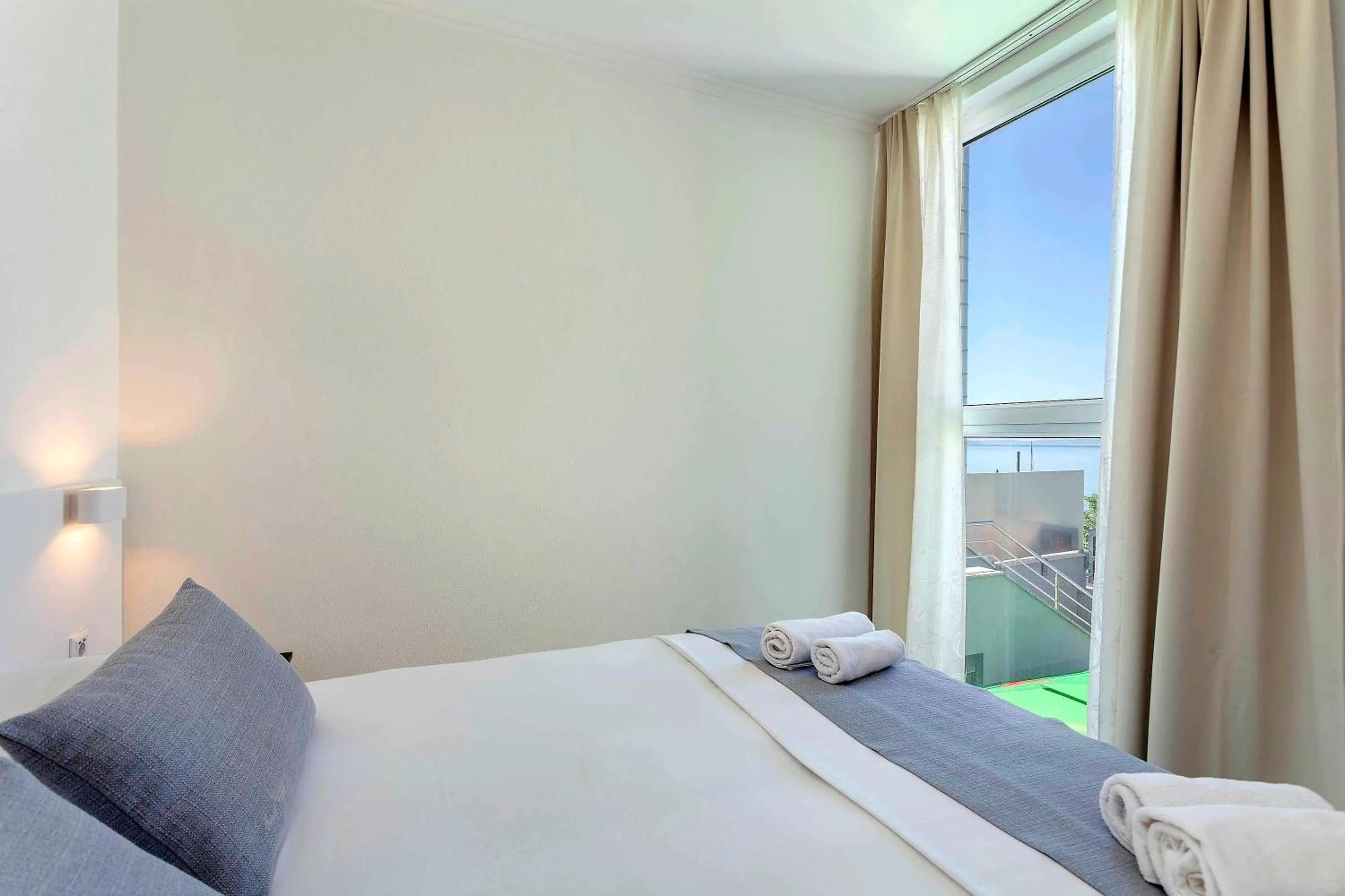 Bed in Sunset Split Rooms