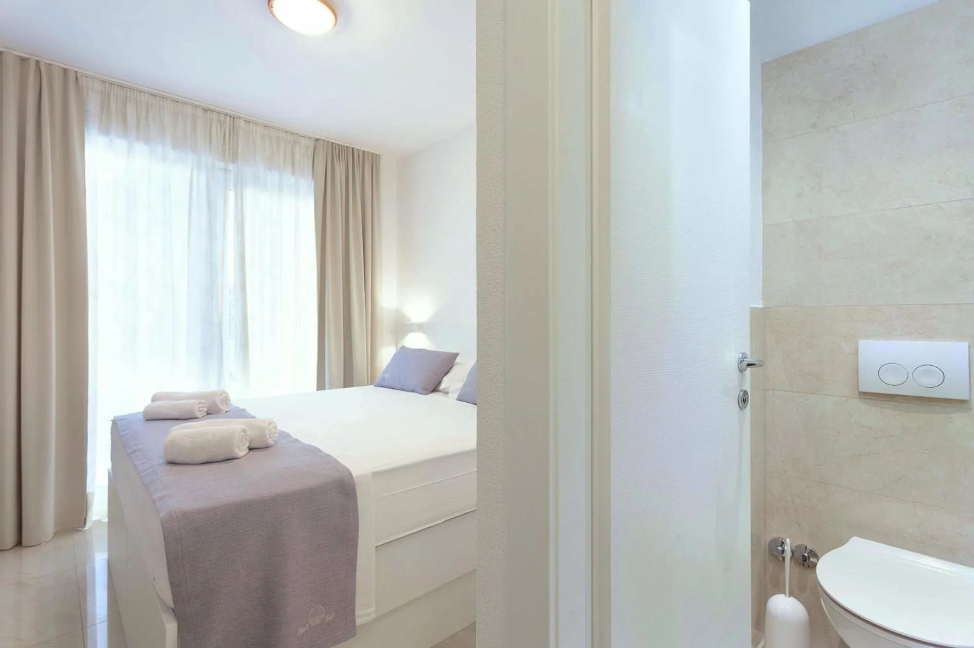 Toilet, Bed in Sunset Split Rooms