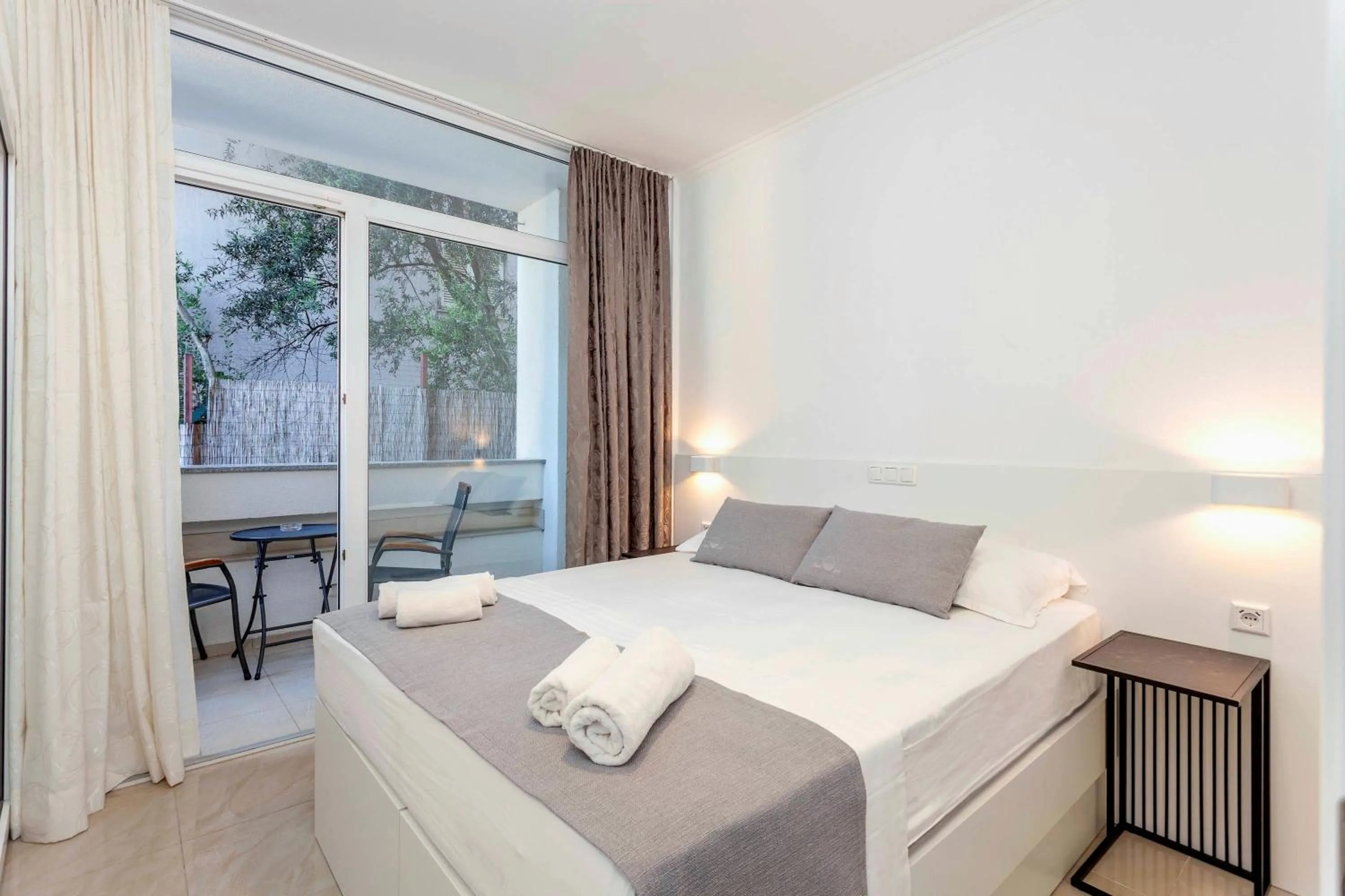 Bed in Sunset Split Rooms