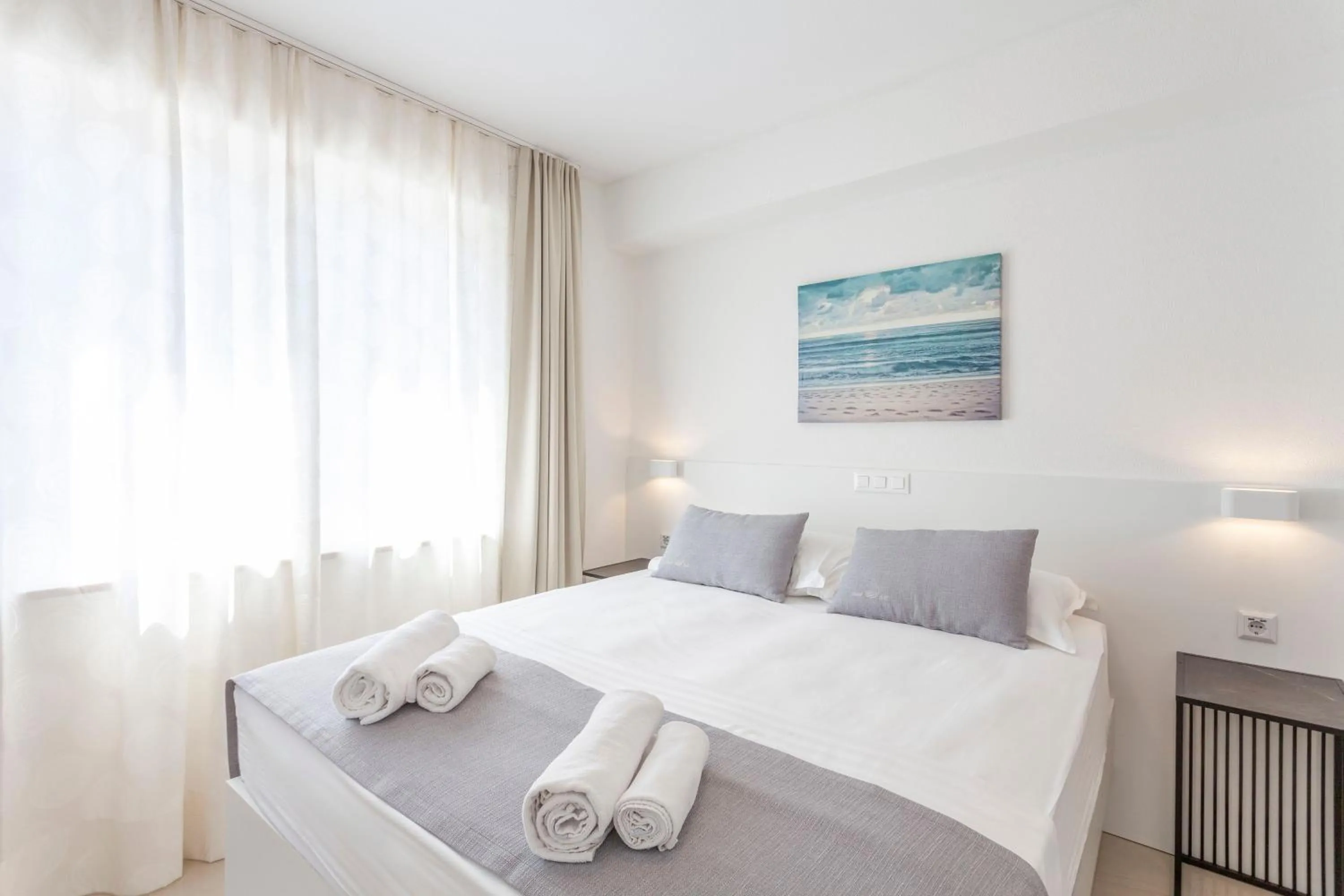 Bed in Sunset Split Rooms